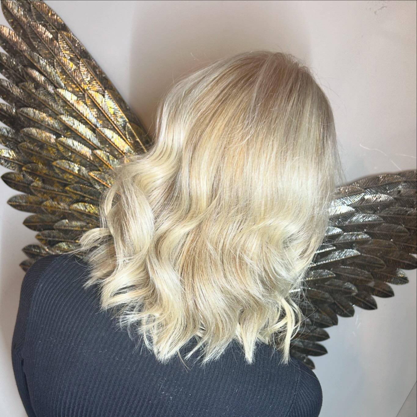 🙏🏻✨ love a good chop &amp; change ! 

Something liberating about trying something &ldquo;new&rdquo; 

Are you brave enough to ditch the long extensions and the ash cool blondes for a warmer shade 🤷🏼&zwj;♀️

#shortextensions #swayhair#weave#blonde