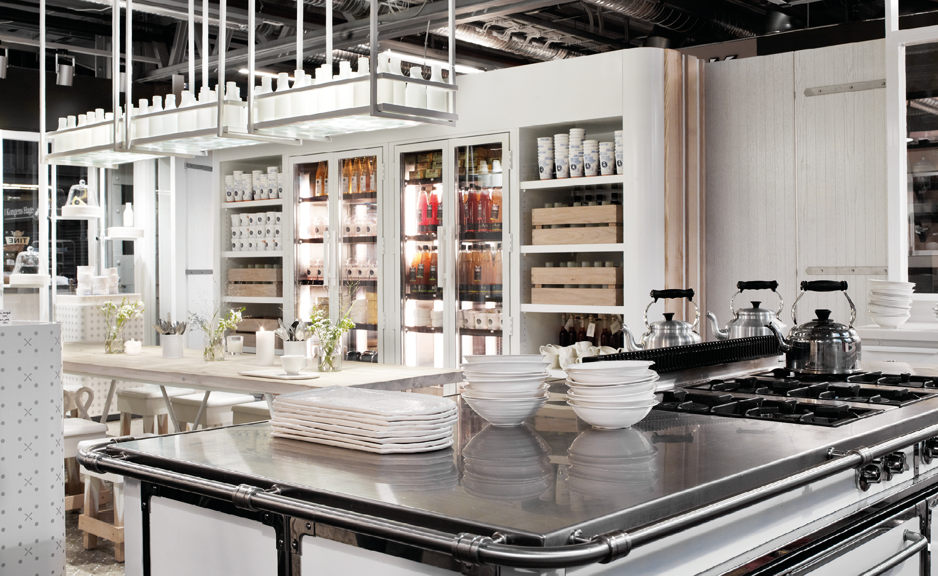 The brand experience is present in every single touch point, from the visual identity and interior to the package design.