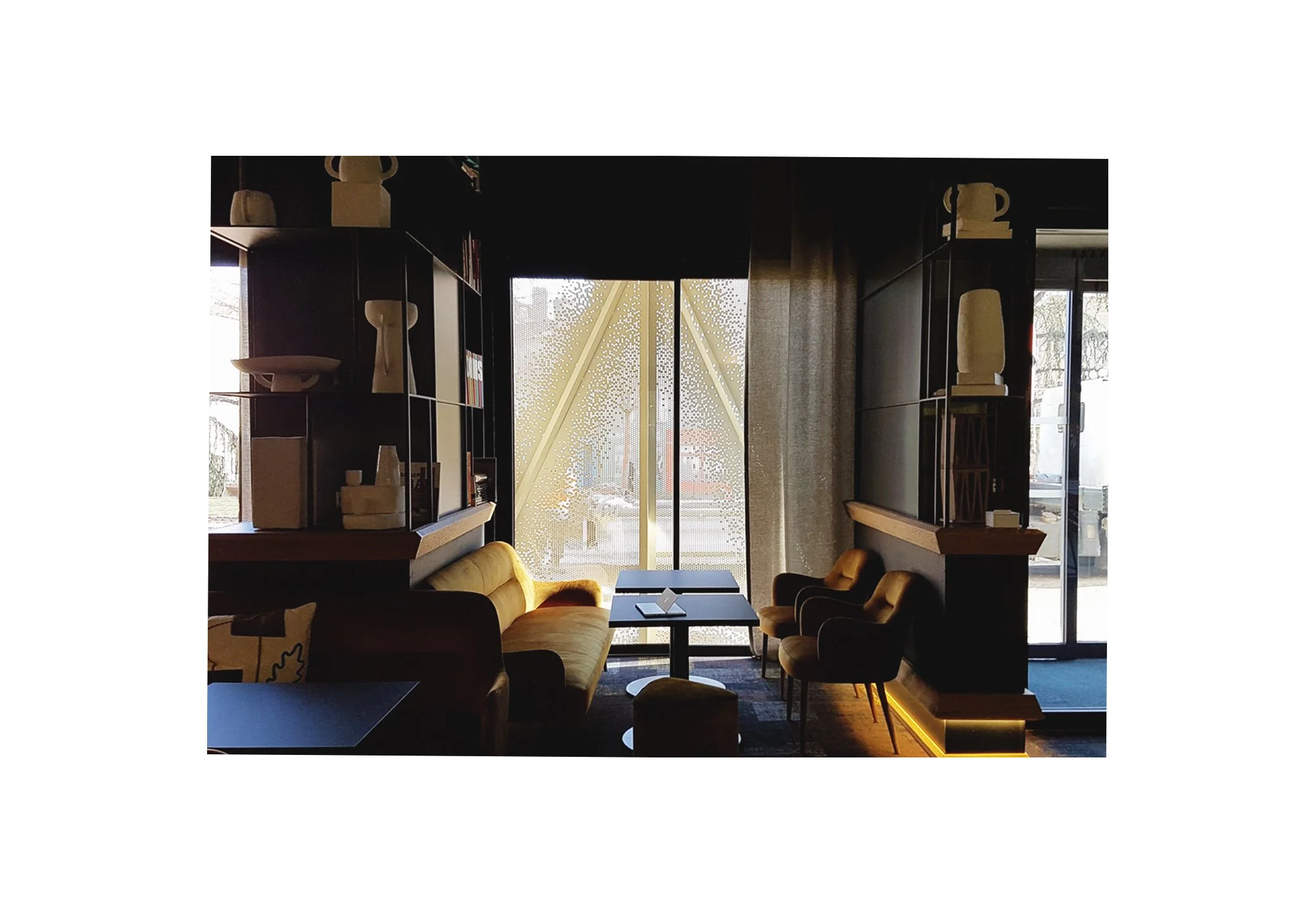 horizontal dedans mercure hotel.jpg