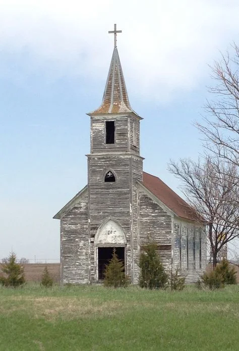 6763552a685e1cb3eee4b408a0182fb9--abandoned-churches-old-churches.jpg