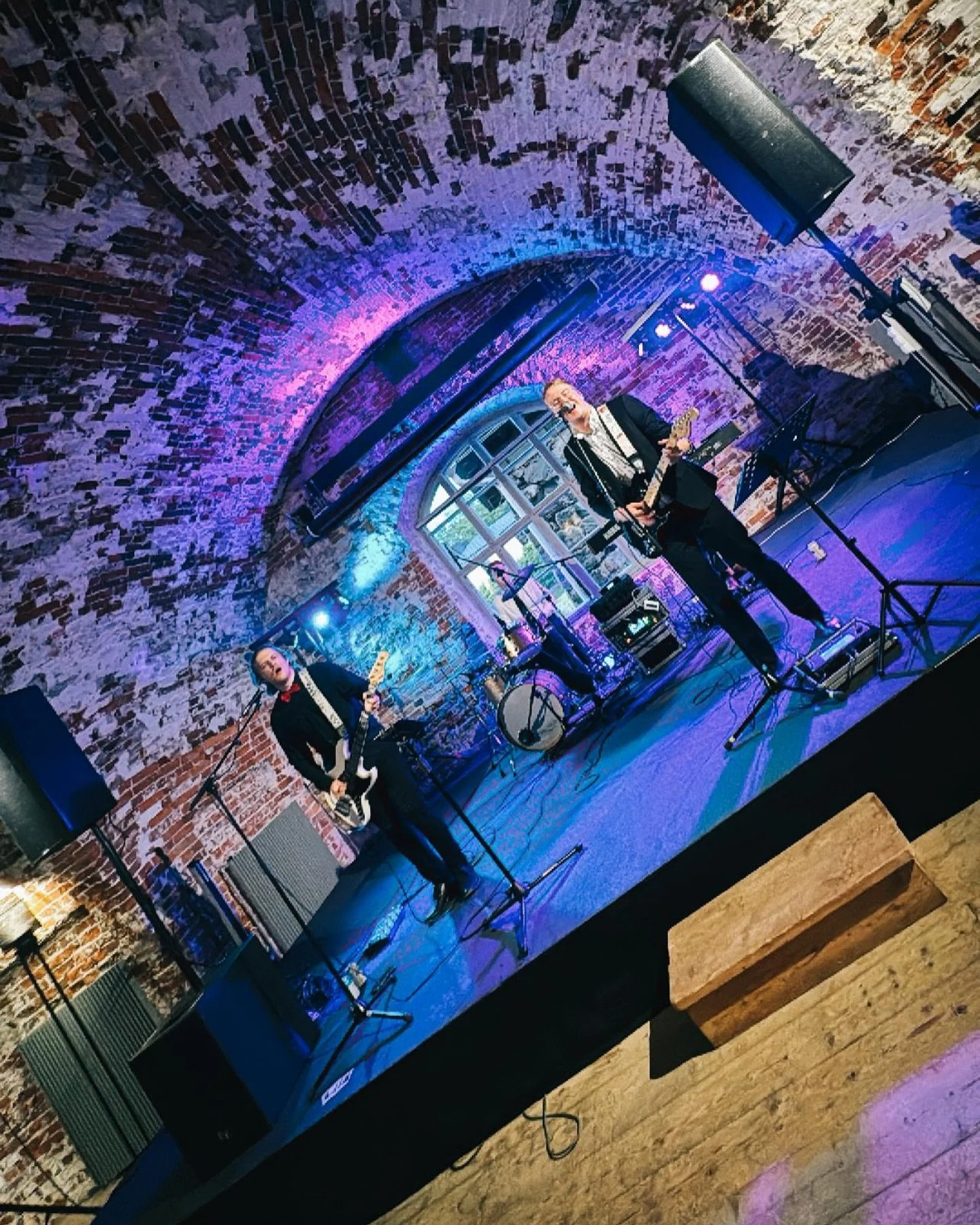 Perjantaina esiinnyimme aivan ihanissa häissä Suomenlinnassa ❤️ Onnea vielä morsiusparille!
---
#häät #hääbändi #hääbändihelsinki #bilebändi #bilebändihelsinki #upeleven #suomenlinna #t