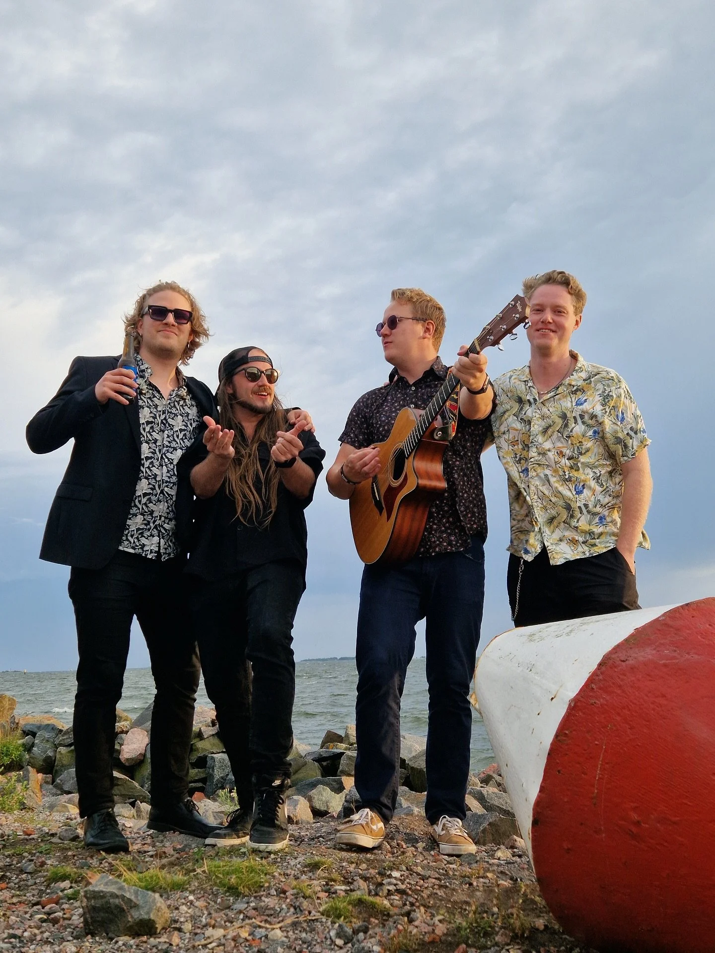 Kiitos Svea Bank railakkaista kesäjuhlista! 🌞 Loputtomat pizzat ja drinkkiliput pitivät meidät hyvin tyytyväisinä 🫶
---
@superstarfi #bilebändi #upeleven #liuskasaari