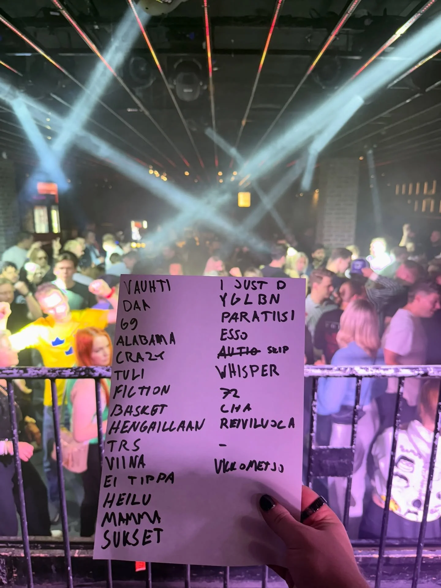 Kiitos @ilonatre lauantain keikasta! Mikä settilistasta on teidän lempibiisi? Ja osaatteko arvata mitä mystiset lyhenteet tarkoittavat? 🤓 Oikein arvanneille palkinnoksi banaani 🍌
---
@saharaagency #bilebändi #upeleven #settilist