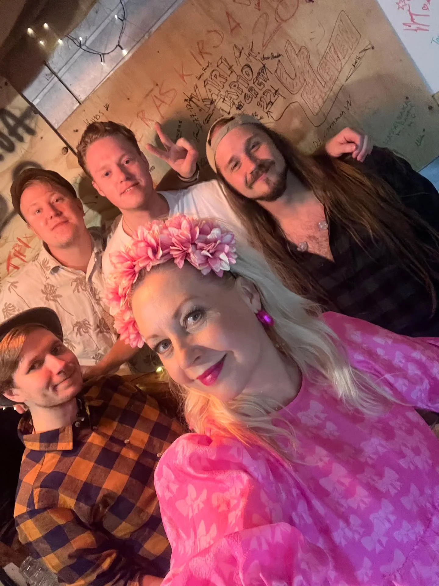 Kiitos mahtavasta illasta @ravintolabackas ja Puimala! 🎊🔥
Upea @krissesalminen kruunasi illan! ❤️
Nähdään syksyn keikoilla! 🫵🏼
#upeleven #bilebändi #backas #krisse #oktoberfest