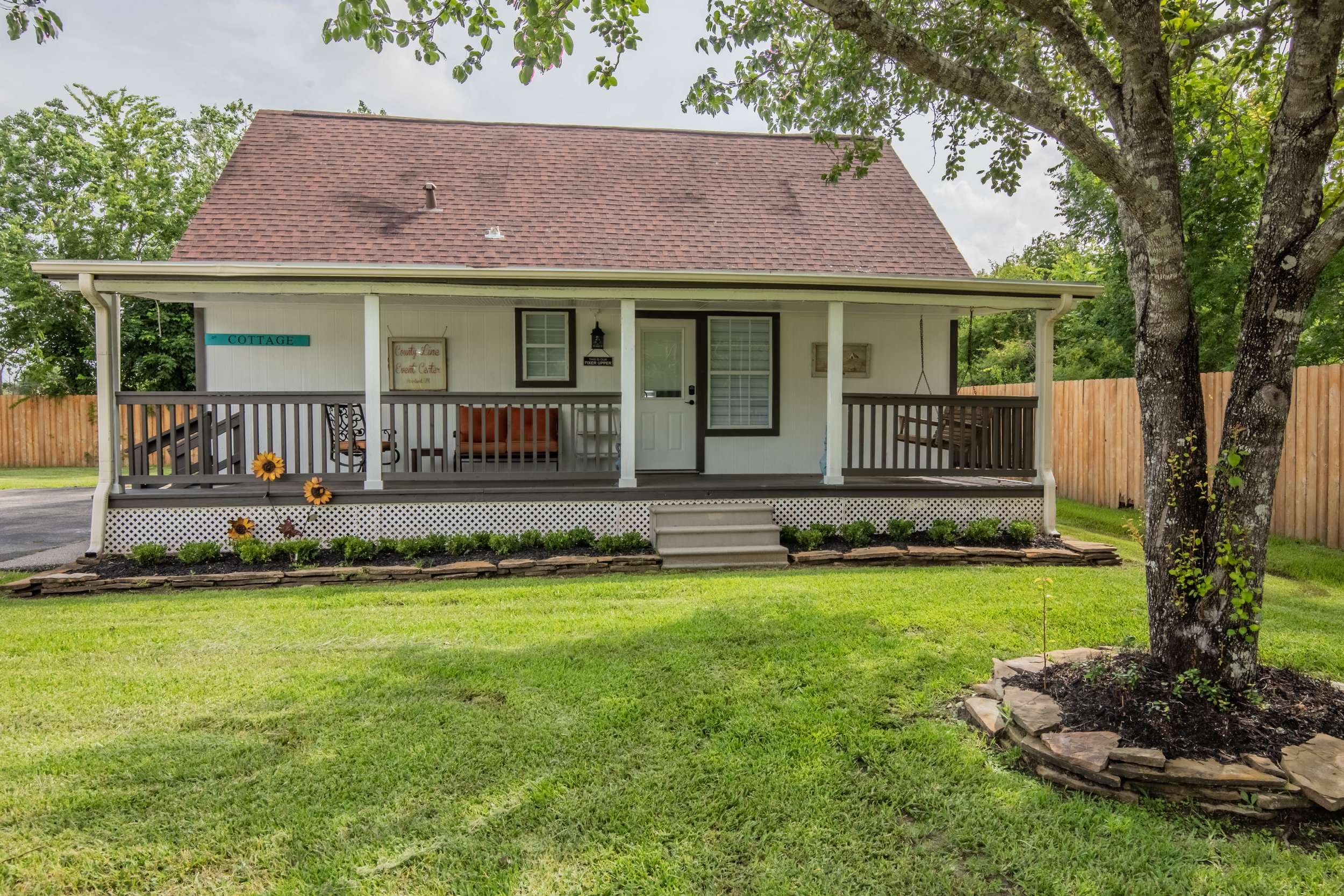 Groom cottage at an all inclusive wedding venue near Houston with affordable prices and budget friendly options