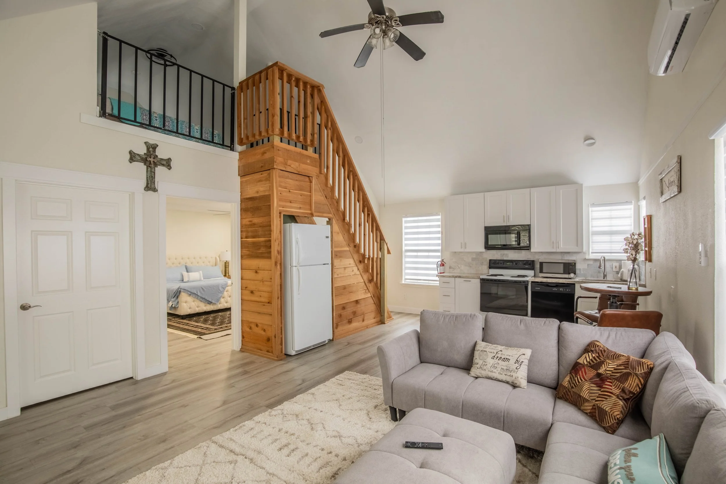 Overnight lodging at Groom cottage at an all inclusive wedding venue near Houston with affordable prices and budget friendly options