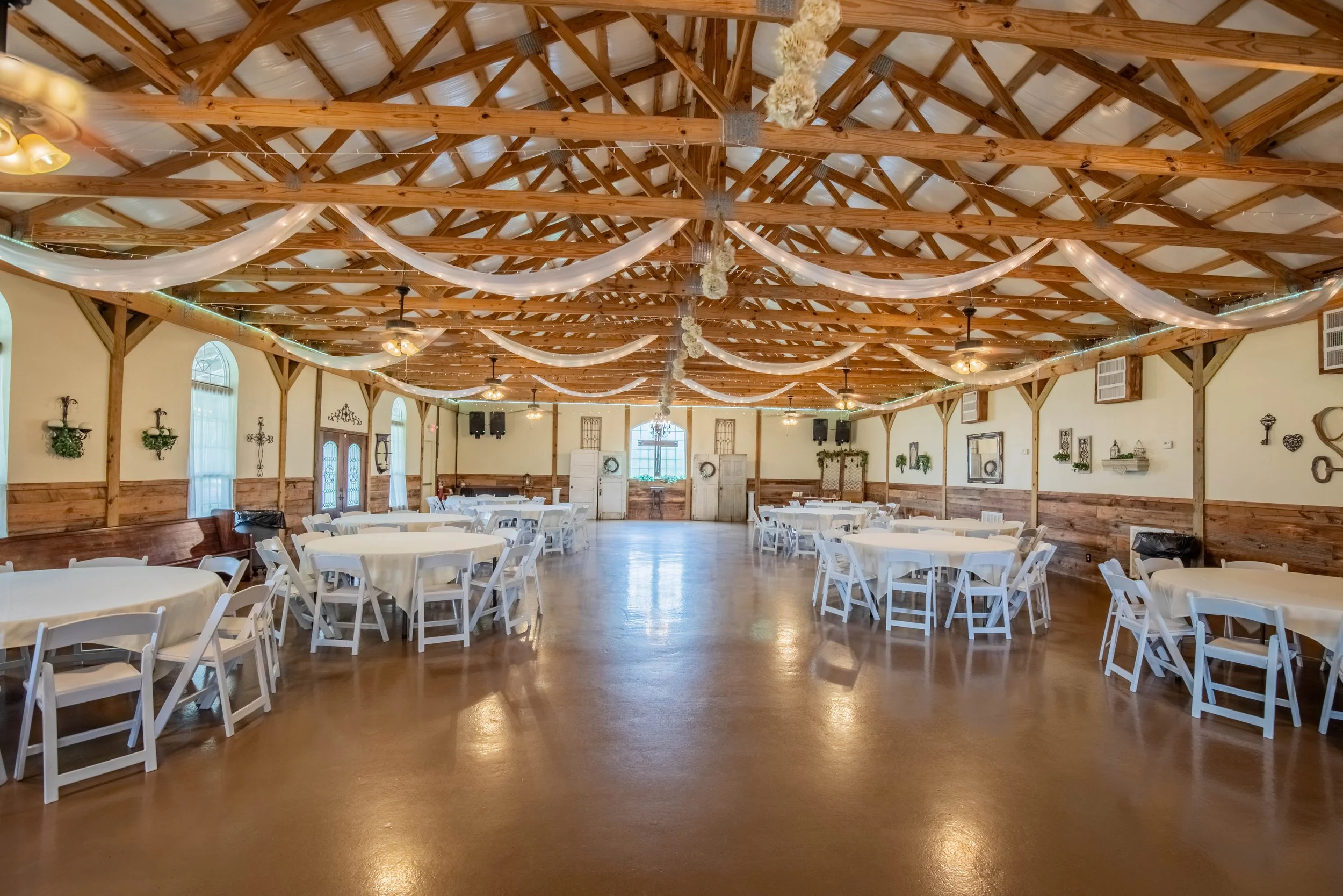 Wedding venue near Houston that can host up to 200 wedding guests indoors and offers outdoor garden ceremonies.