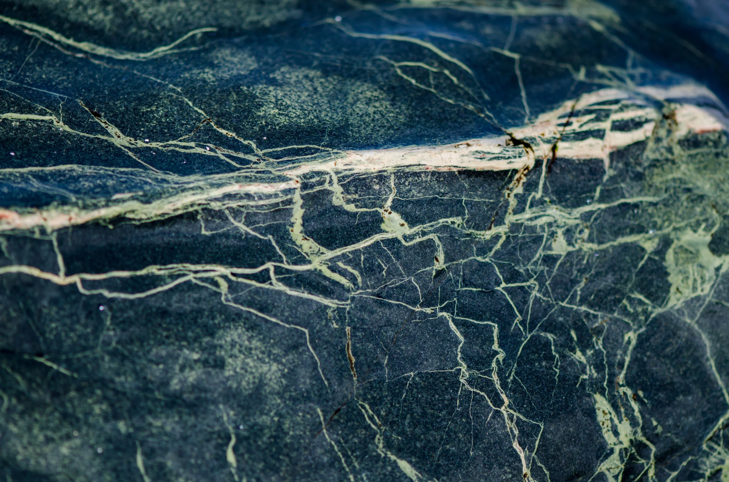 the markings on this rock looked like lightning strikes