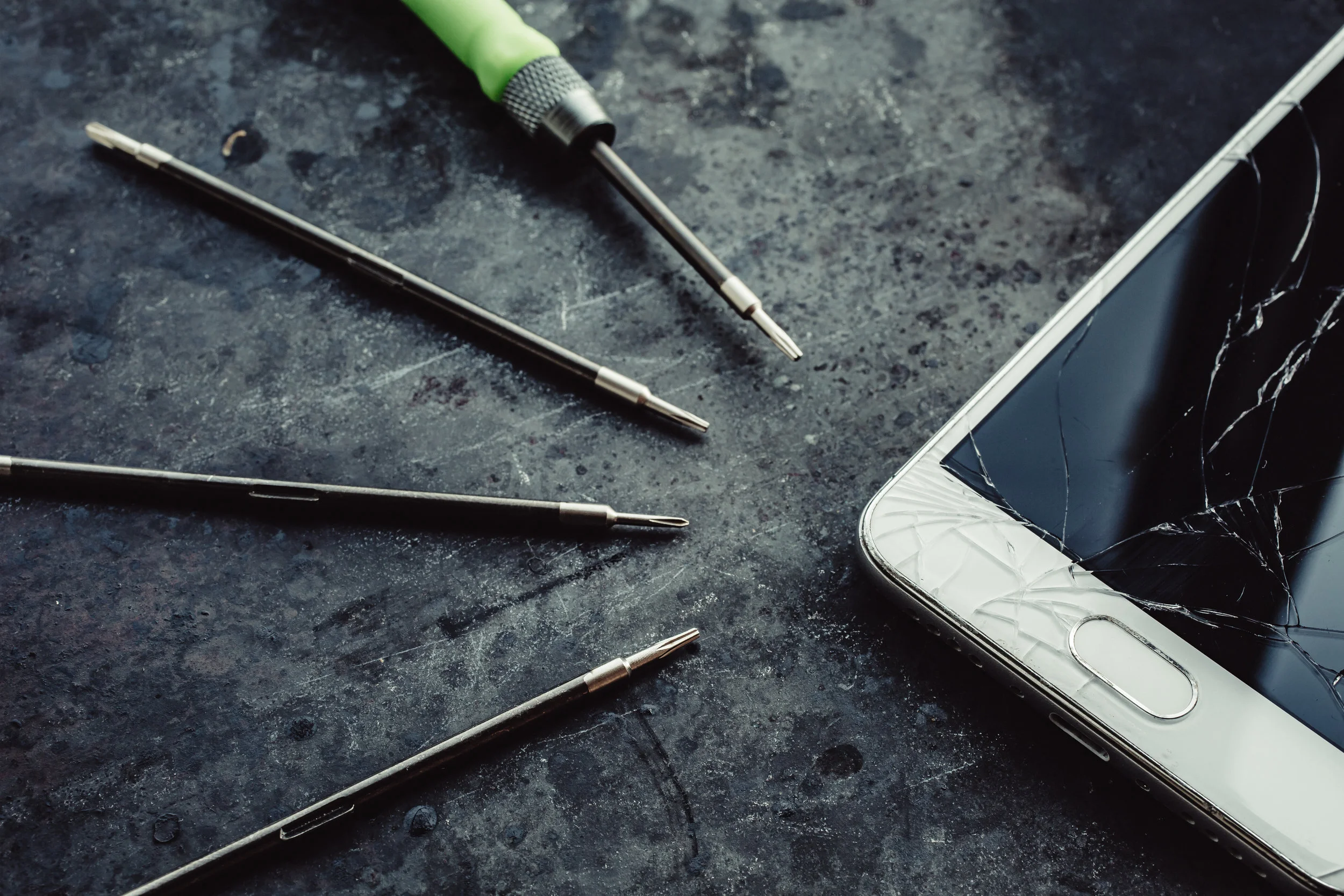 smartphone-with-a-broken-screen-and-repair-tools-PU7BB53.jpg