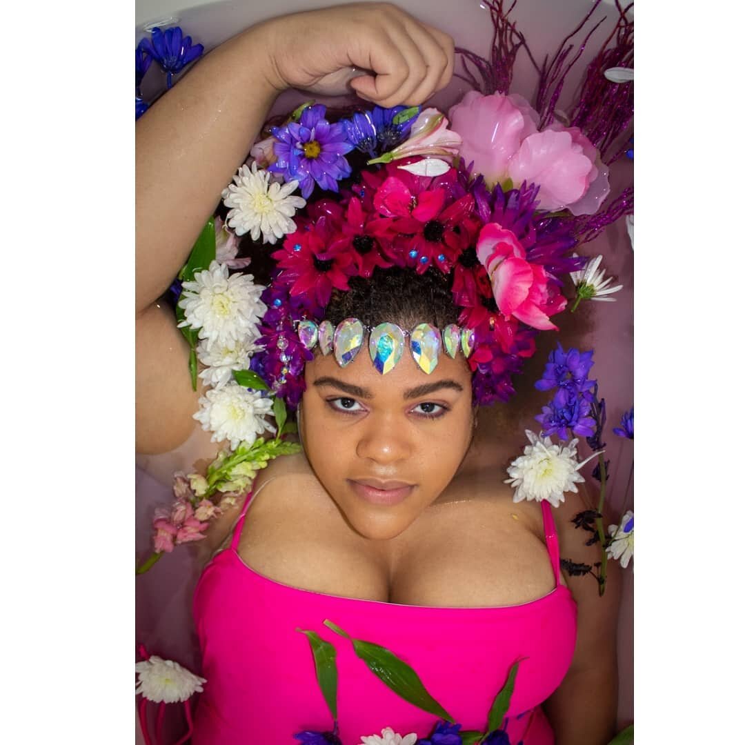 Some flower power for #sundayfunday 🌸🌼🌺

📸 @litinstapix 
Headpiece @alicethecreative 

#creolemodel #creolechronicles #houstonmodel #htx #htxphotographer #flowerbath #waterphotography #water #floralheadpiece #floraldesign #crafty #ftf #ftfbabe #c