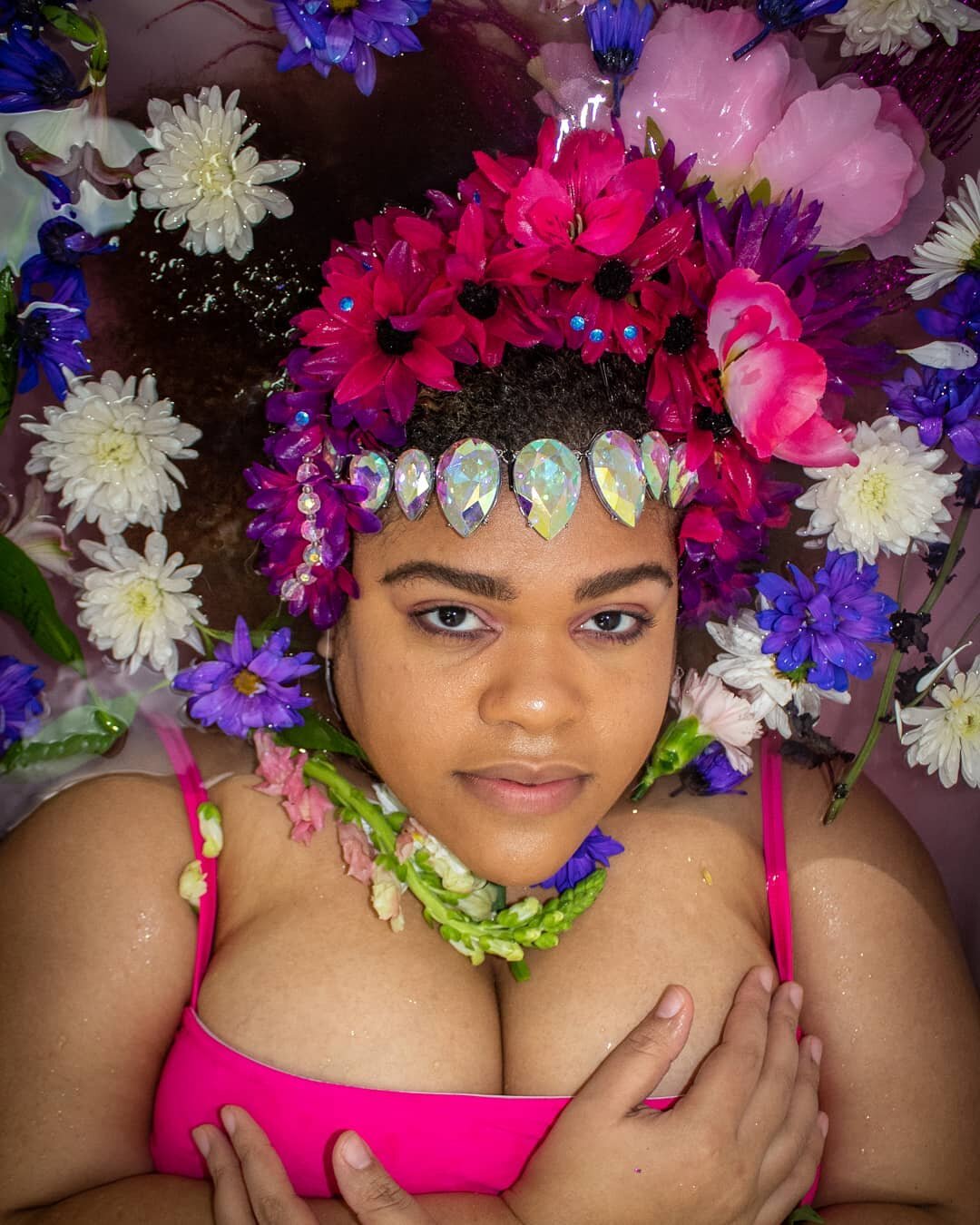 On Wednesdays......we wear pink...but preferably hot pink like Kimberly (yes THAT one) 😌 

📸 @litinstapix 
Headpiece @alicethecreative

#creolemodel #creolechronicles #creolelife #flowers #fashionista #ftfbabe #curvyswimwear #floralheadpiece #flowe