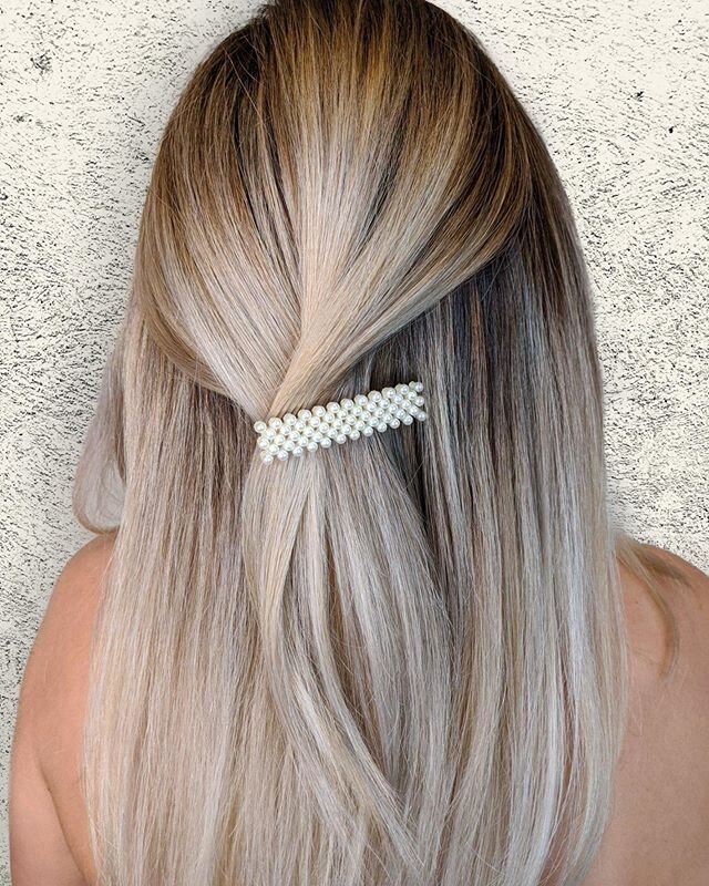 Hair glitz deets ✨ An accessory that can transform your hair day 💁🏼&zwj;♀️⁣
⁣
⁣
⁣
Babylights + Root Smudge + Face Frame by Tanya ⁣
⁣
⁣
.⁣
.⁣
.⁣
#syracusehair #syracusestylist #syracusehairstylist #syracusebalayage #mastersofbalayage #citiesbesthair