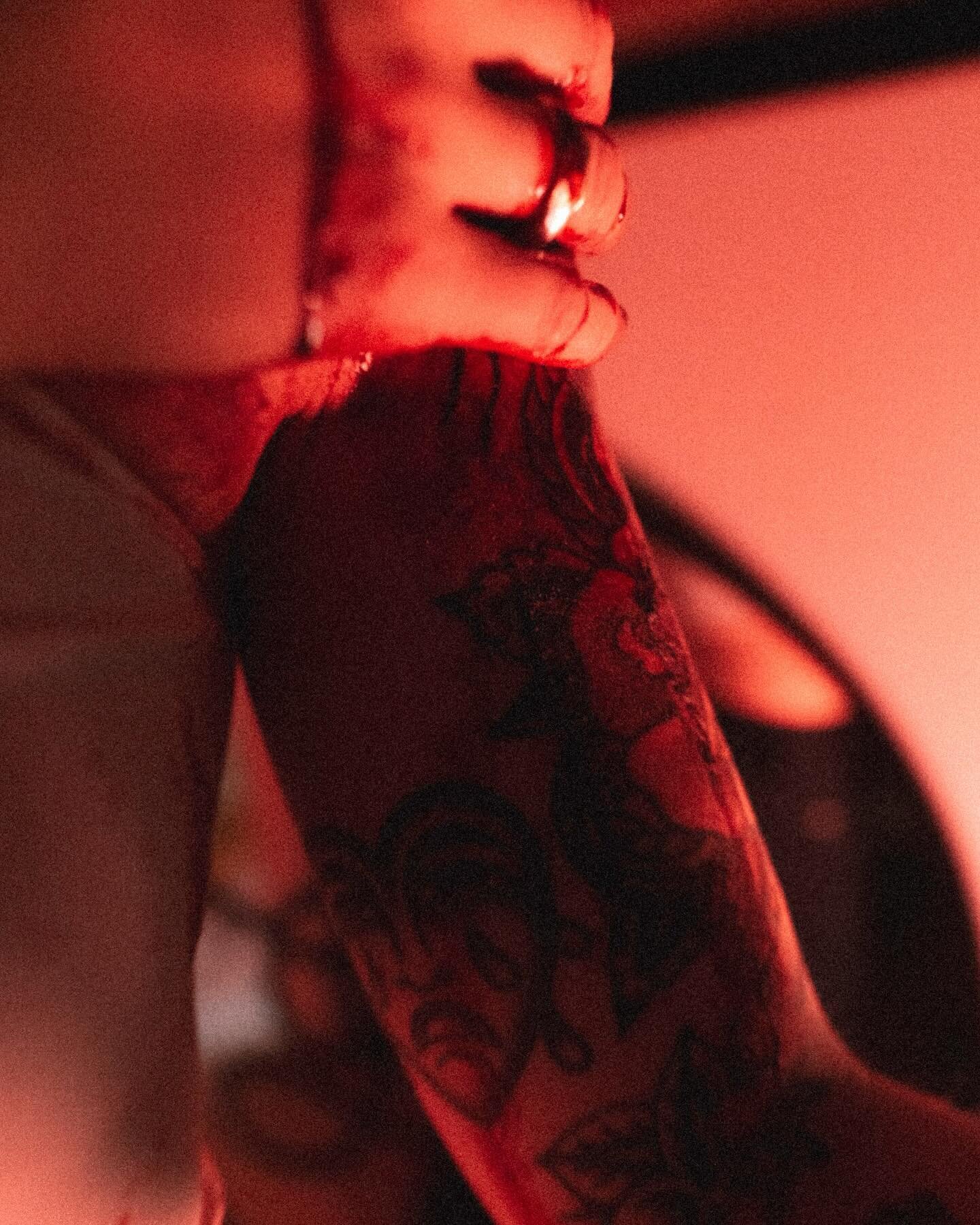 valentine&rsquo;s day mood for all the lovergirls out there&hearts;️

🥀getting cinematic and dramatic with @sunday.stdios🥀