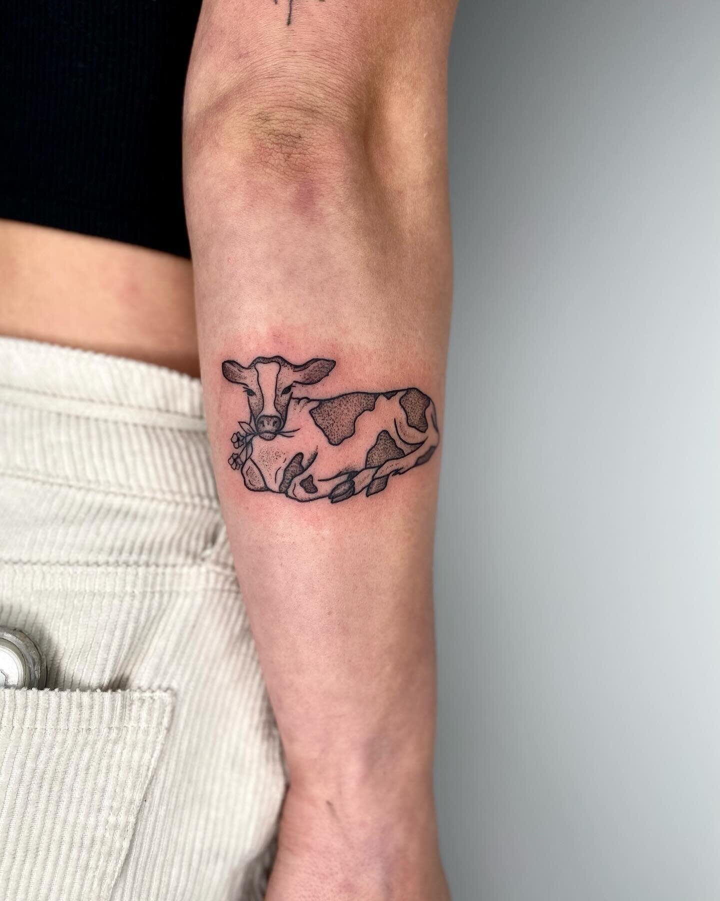 bb cow and cow shoe with the wild roses for another alberta gal🐄

makes me laugh how everytime i everytime i meet someone from calgary no matter what it turns out we probably either went to the same school or neighbouring schools or have a sibling t