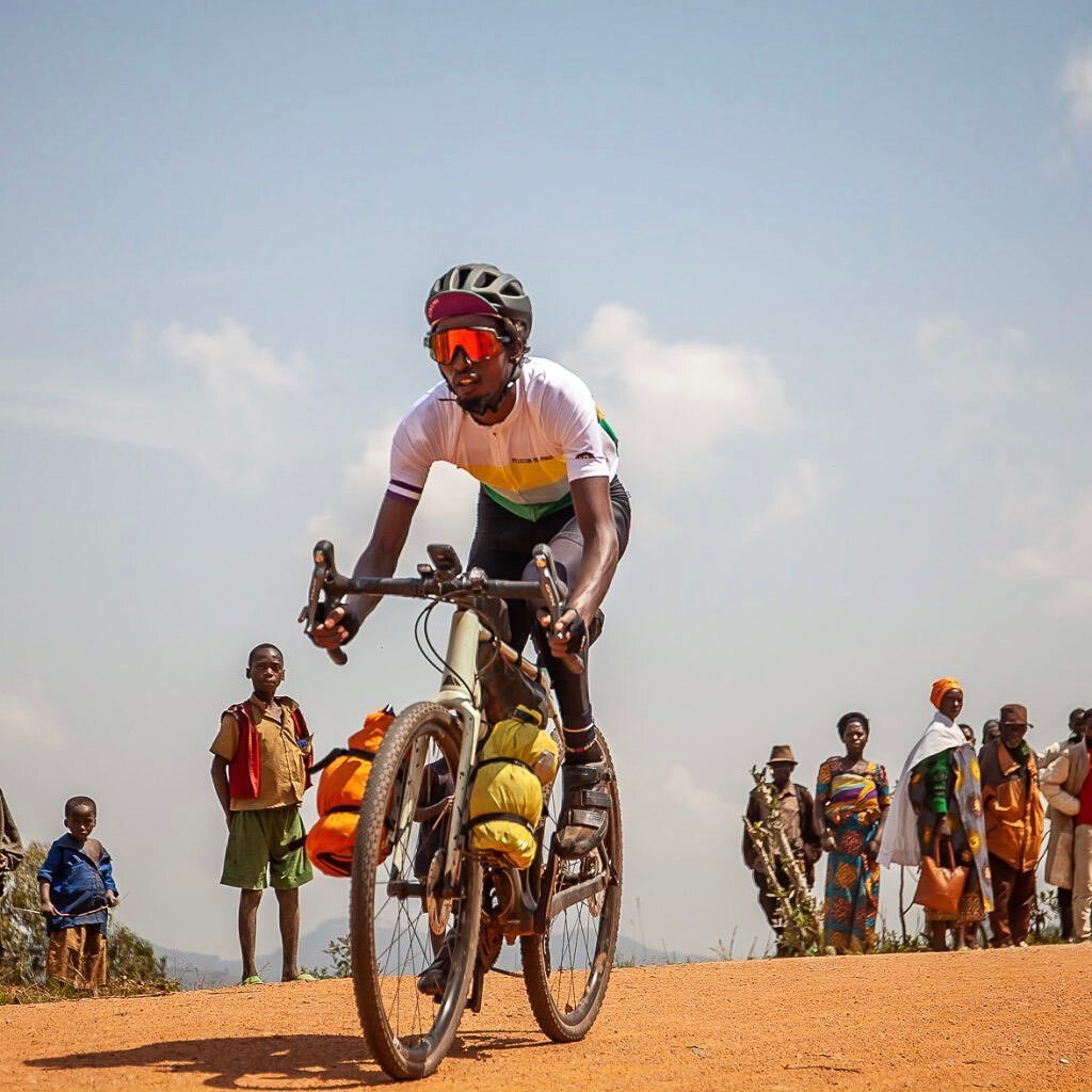 Onze warmste oproep op deze natste winterdag:

De fijne organisatie @veloglobe.be (waarvan bezielster Geertrui regelmatig meefietst met onze zaterdagse Social Rides) organiseert avontuurlijke fietsreizen naar Rwanda. Daaraan gekoppeld ondersteunen ze