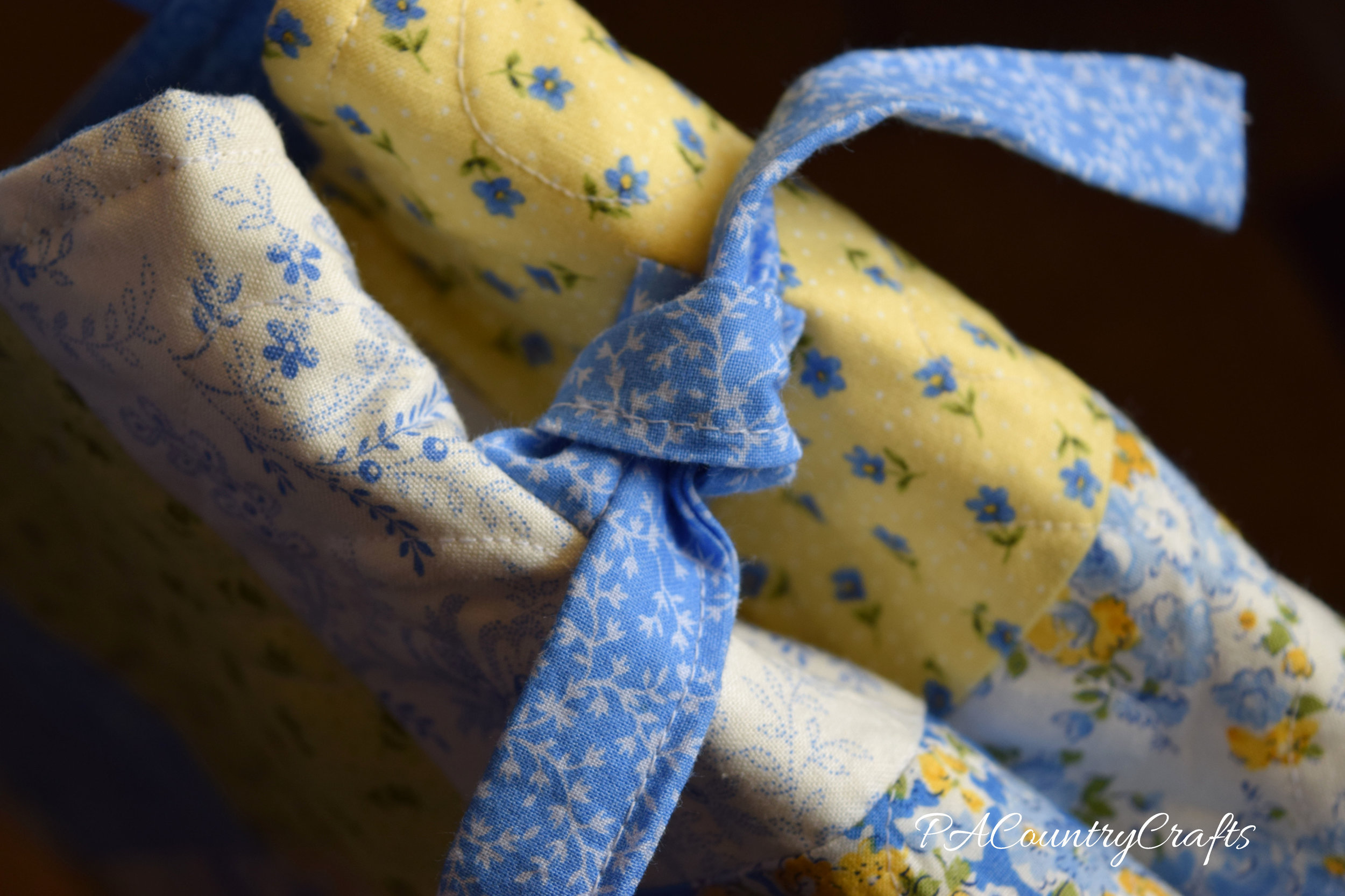 cinch-ties-on-side-of-charm-square-quilt-purse.jpg