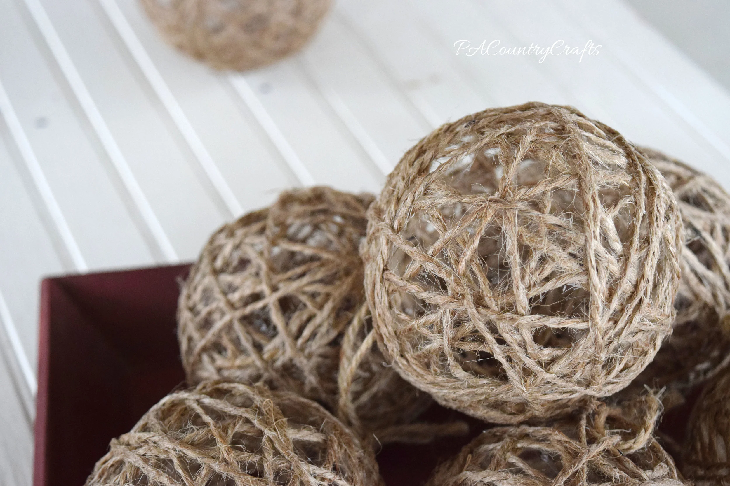 how to make twine ornament balls- so simple and perfect rustic Christmas decor!