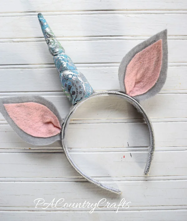 This unicorn headband looks so easy to make!