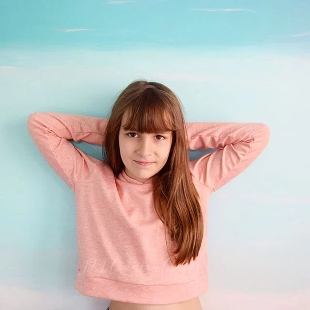 When I was finished with my 6yo's outfits for #projectwatercolorbeach I whipped up a couple of Chromium Cropped Hoodies for a few of the older girls. It has been really hot and humid this week but they are still wearing them. This one used a soft ponte from @ssefabrics that I bought last year. Oh, and you can't see them but it has 🐱 ears on the hood. She pretends they are 🦊 ears.
⛱
#projectrunandplay #chromiumhoodie #sewingblogger #sewingforgirls #sewingpatterns #pacountrysews #pacountrycrafts