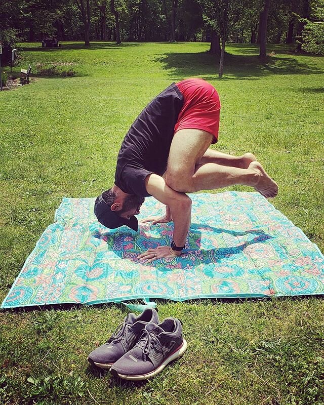 Hey friends! Hope you're able to take some time out today for self care☀️🕉🌳 #selfcaresunday #crowpose #yoga #northpark #fitdad #coach #pittsburghdivingclub #pghsports #divinglife #sports #usadiving #stayactive #dryland #athomeworkout #pittsburghdiv