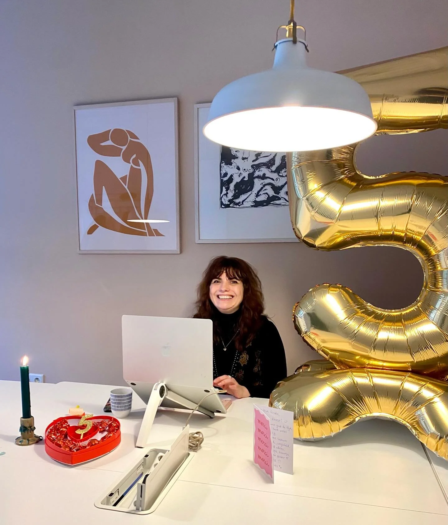 Vandaag tikt onze woordkunstenaar, gangmaker en leukerd @linda_groothuijse letterlijk en figuurlijk de vijf jaar aan: een lustrum lang Linda bij buro90! Daar zijn we stiekem best wel trots op. Want zo blij als wij met haar zijn (heel!), is ze dus &oa