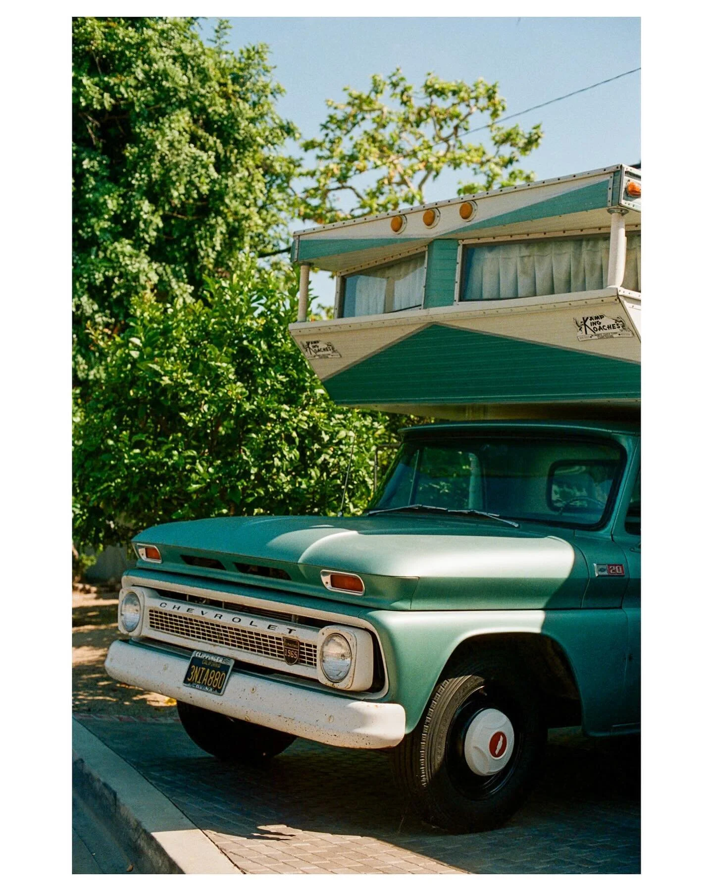 Shot Portra 800 for the first time and I&rsquo;m obsessed 🤌 
&bull;
&bull;
&bull;
&bull;
#filmisnotdead #shootfilm #filmphotography #film
#35mm #35mmphotography #filmwave
#35mmstreetphotography #streetphotography #streetstyle #portra800 #portra #afi