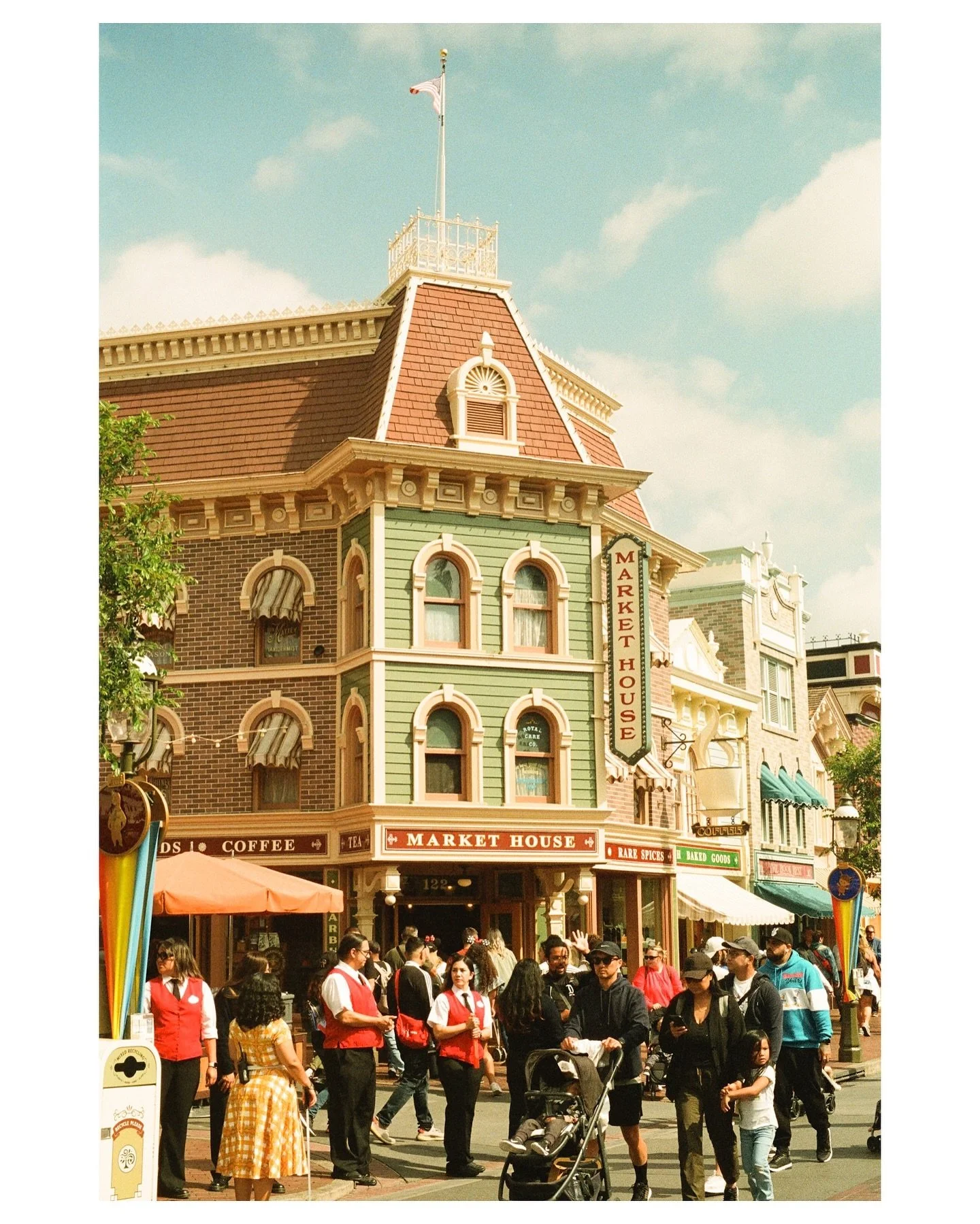 After almost 30 years @mollyweedsley2.0 finally convinced me it was time to go to Disneyland 🎠 After spending three 12+ hour days there, I definitely got the full experience, but as I left the park to join the 1000s of other cars fighting to move in