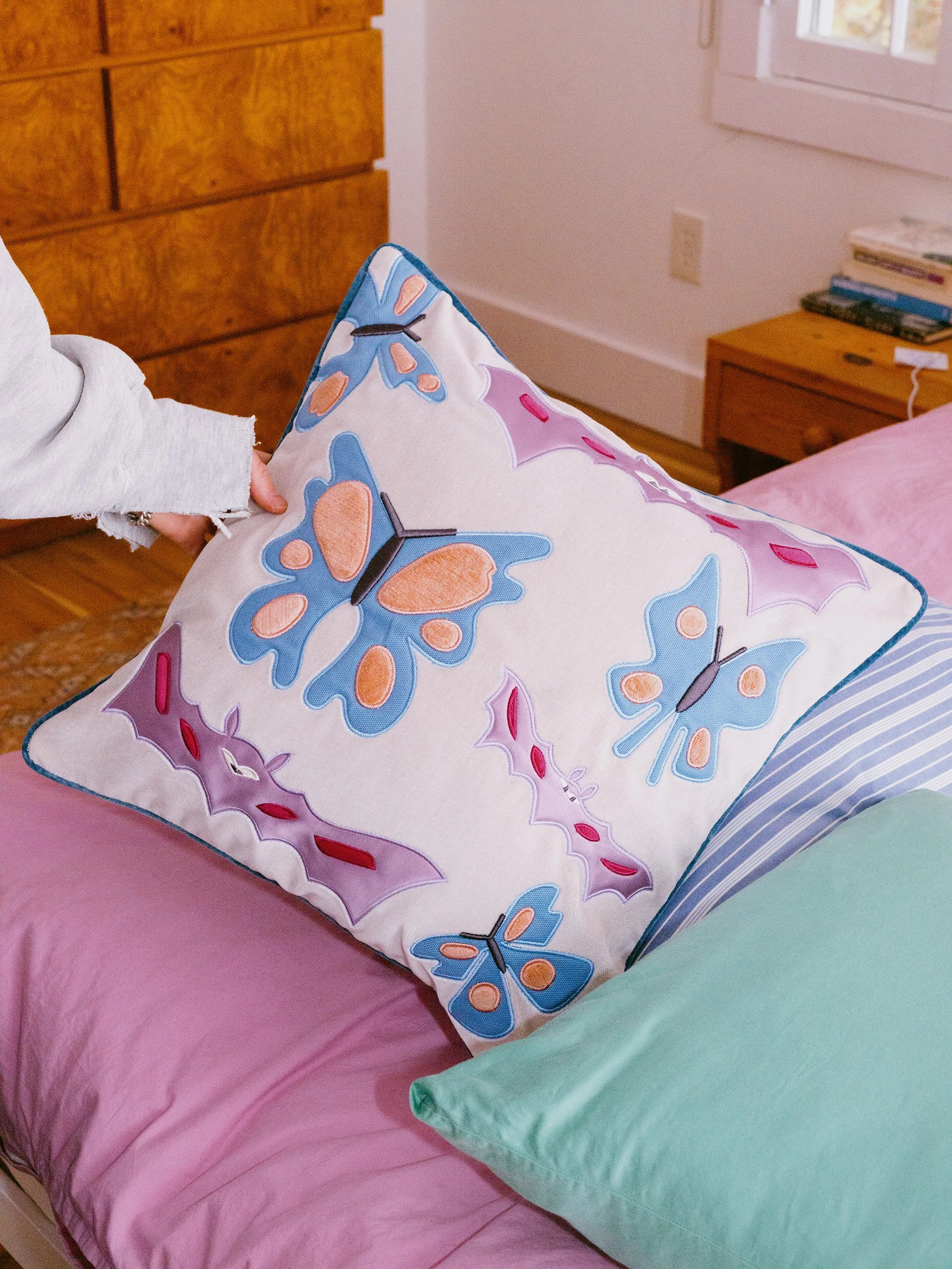Cute_Earth_pillow_cloud_web.jpg