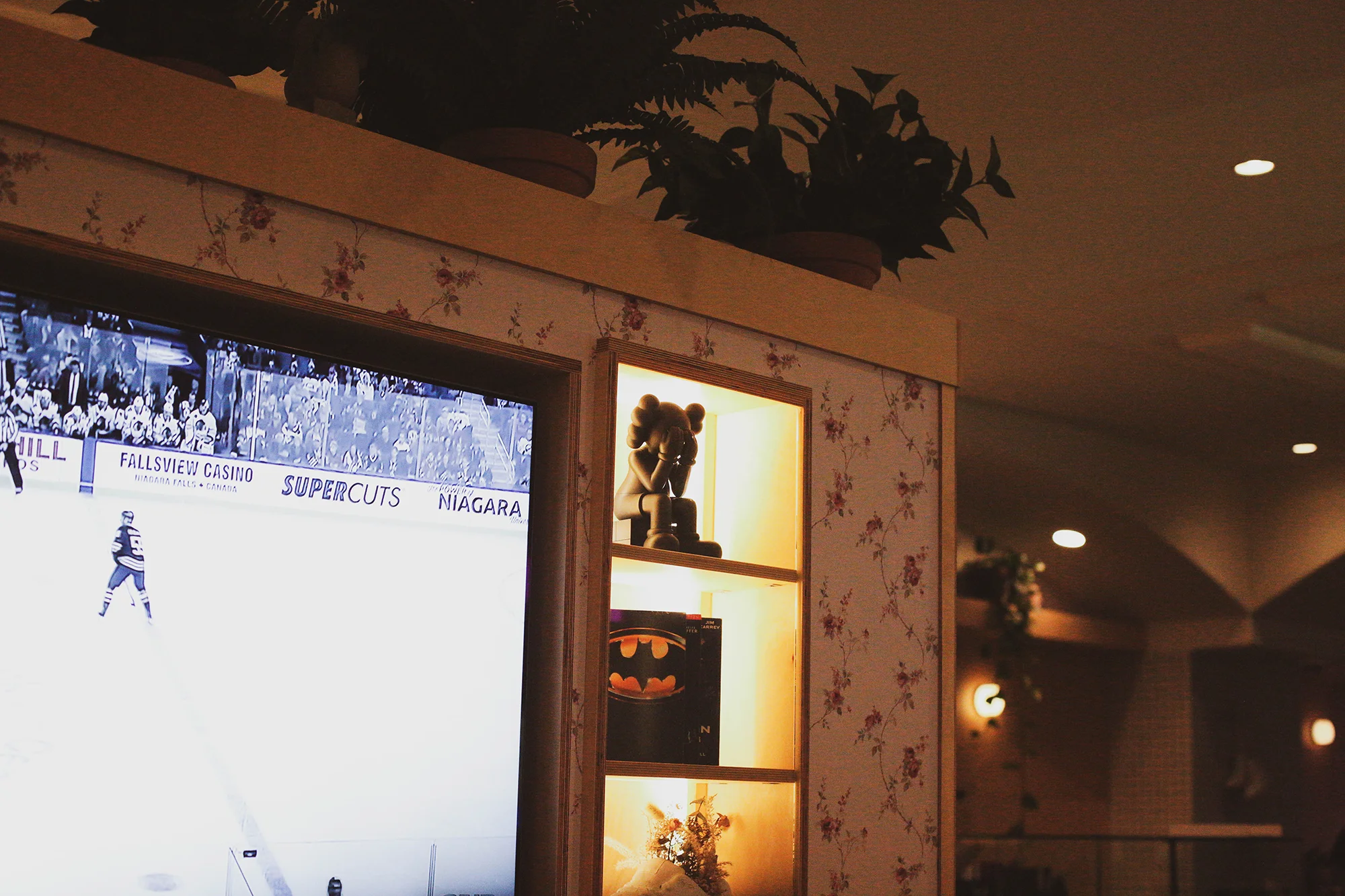 NHL games and 90s blockbuster movies play in black and white on Hundy’s two flat screen TVs in the back room.