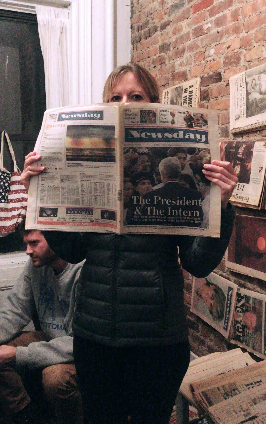  Kate reads newspapers. 
