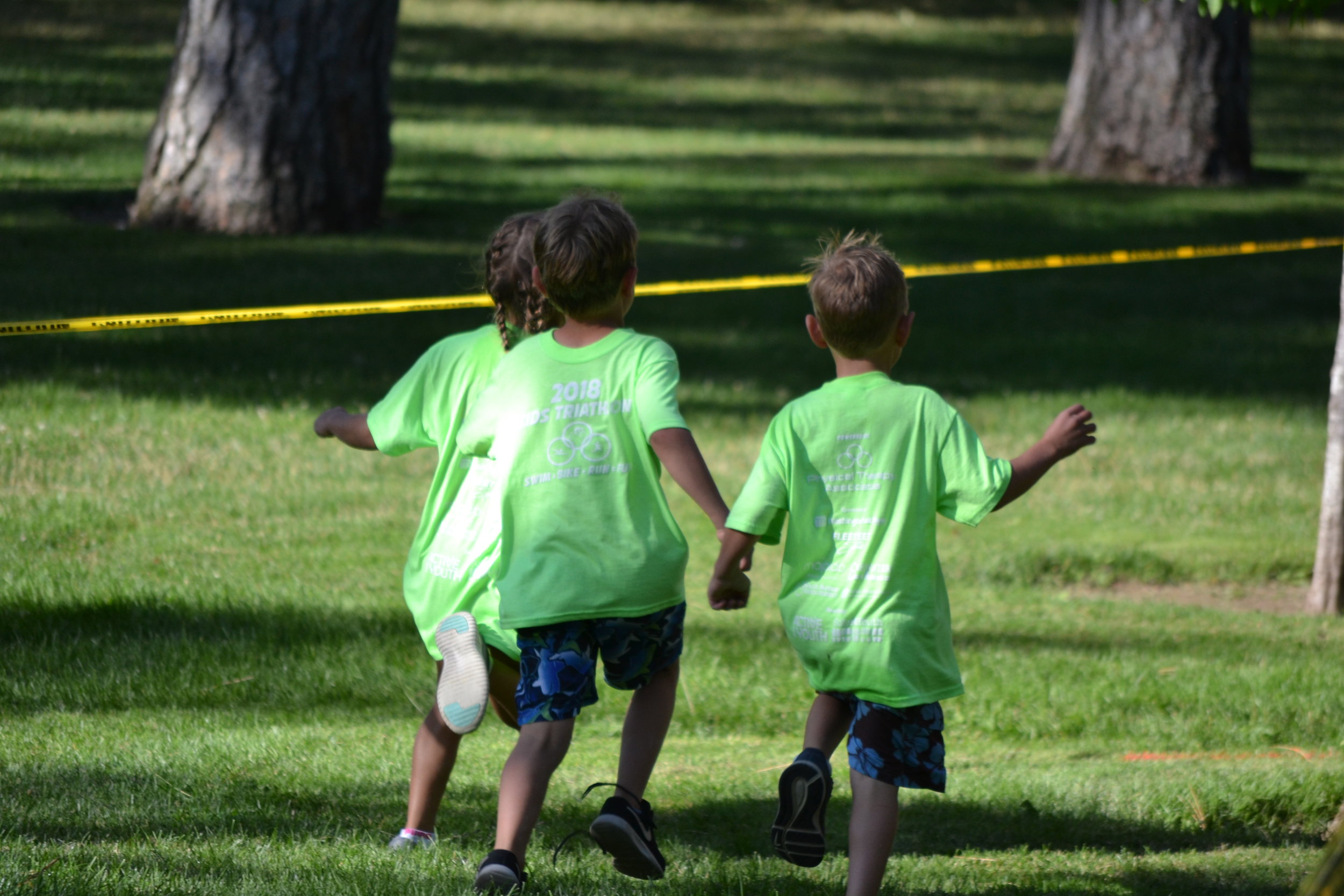 Kids Triathlon 2018 3kidsholdinghands.JPG