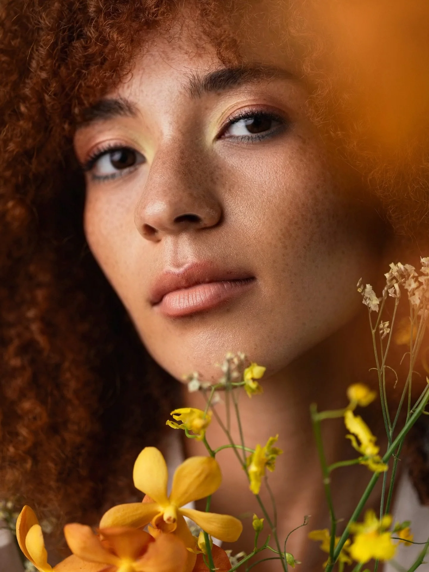 Just a last bit of love for this creative floral shoot and these sunshine colours 🌼 This is my first time creating with flowers and definitely not my last! 

📸 Shot on Canon 5D Mark VI + 100mm F2.8 L Macro lens @canonasia @canonsingapore 

Photogra
