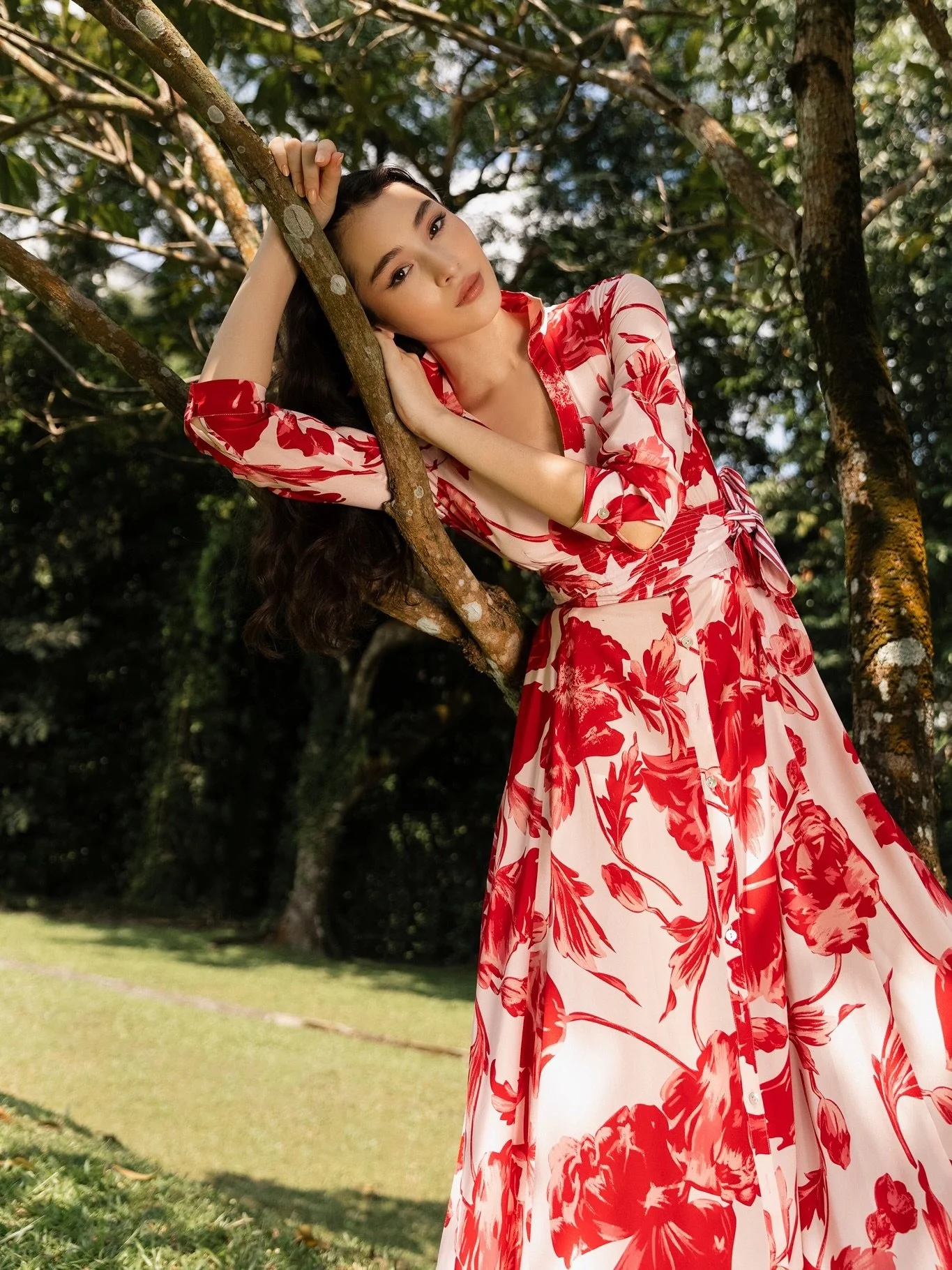 Adored capturing this beautiful print series by @thetangerineroad&mdash;set in the garden of Singapore&rsquo;s historic black and white heritage homes. I feel so lucky to have been able to have shoot here! 🙏🏼

Model: @diorablui 
Hair and makeup: @m