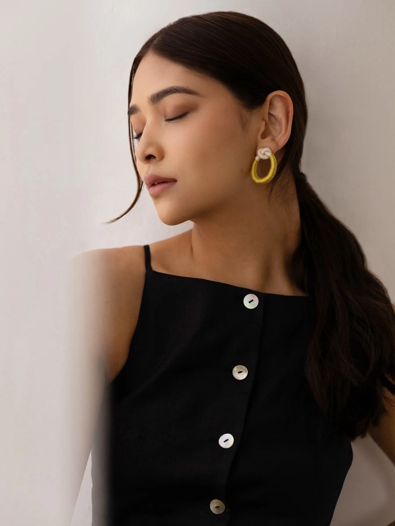 📷 @samhadaa for @talee_studio 🫶🏼 

It was such a joy to put together this shoot for Malaysia-based brand Talee. Every earring is hand crafted and an absolute work of art. The world needs more brands like Talee, unique design, ethically crafted and