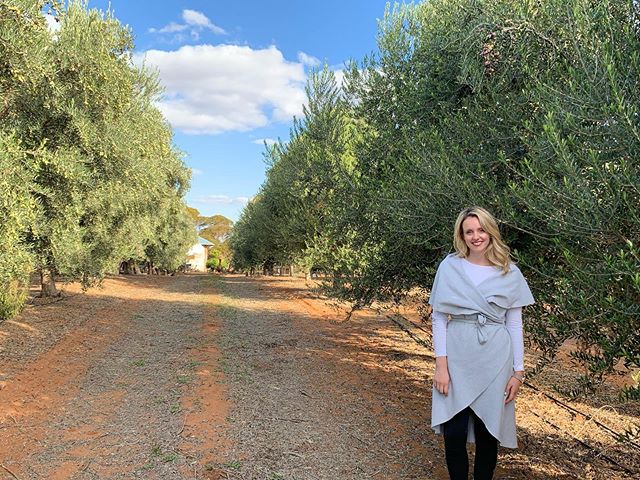 A few weeks ago I was lucky enough to be treated by @olive_wellness_institute to an amazing day as part of my work at @hfgaustralia 🥰 I was flown by private jet down to Boundary Bend, Victoria ✈️ Enjoyed a guided tour of the @cobramestate groves, le