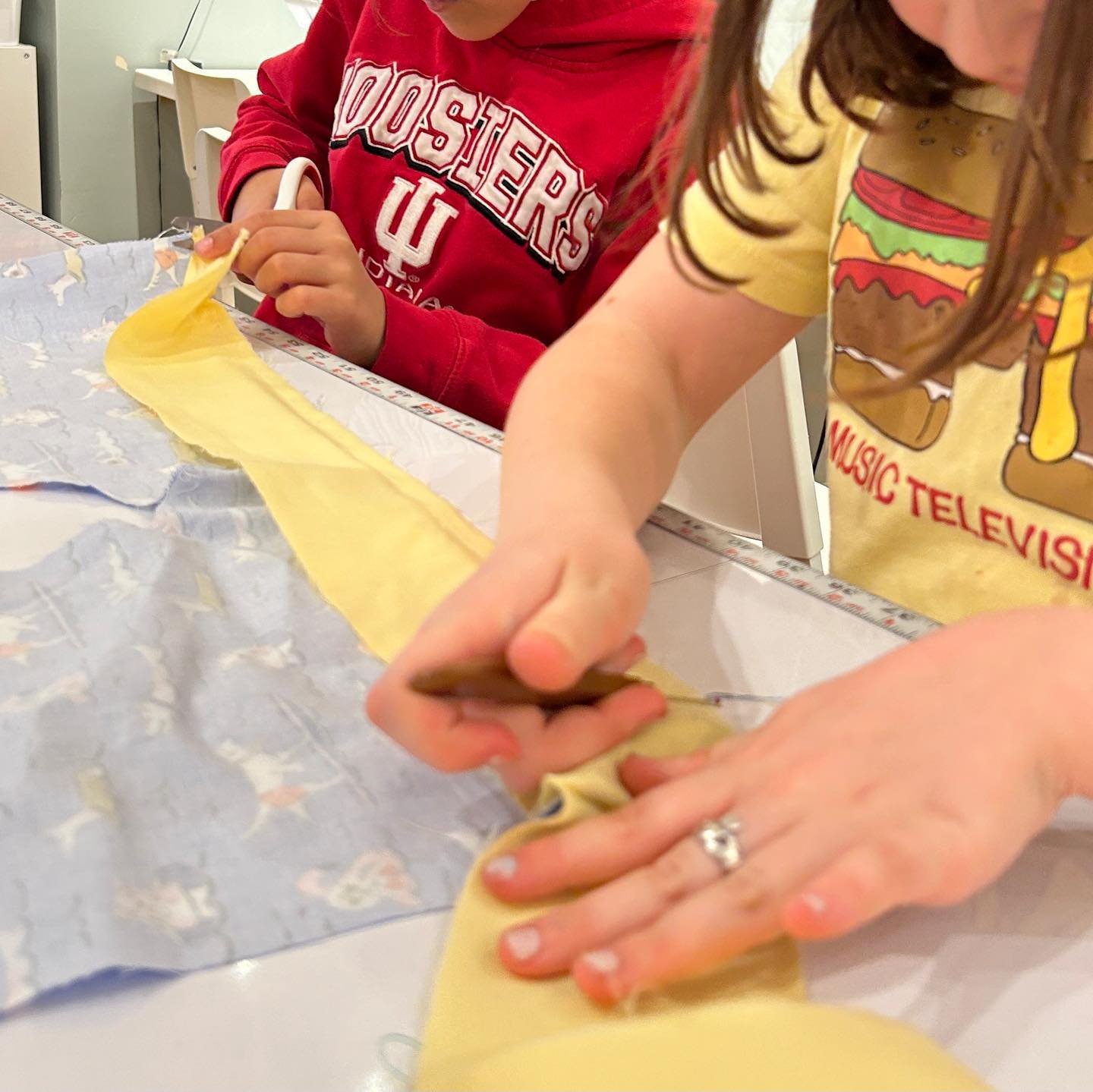 🪡🧵Our Advanced Beginner classes are hard at work cutting out fabric and sewing #shorts that they can wear this spring/summer!

💻🌟Check out our classes and fabric online and in store @sewoncentral 
.
.
.
#sewsewsew #sewlove #sewoncentral #quilting