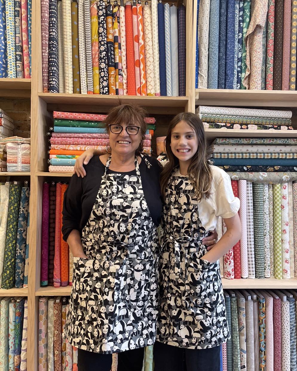 🪡👏Happy Saturday! This grandma/granddaughter duo made the CUTEST matching aprons with @robrtkaufman adorable panda fabric! We love using the apron pattern from @rubystarsociety and we also make kits for it so stop by or shop online so you can make 