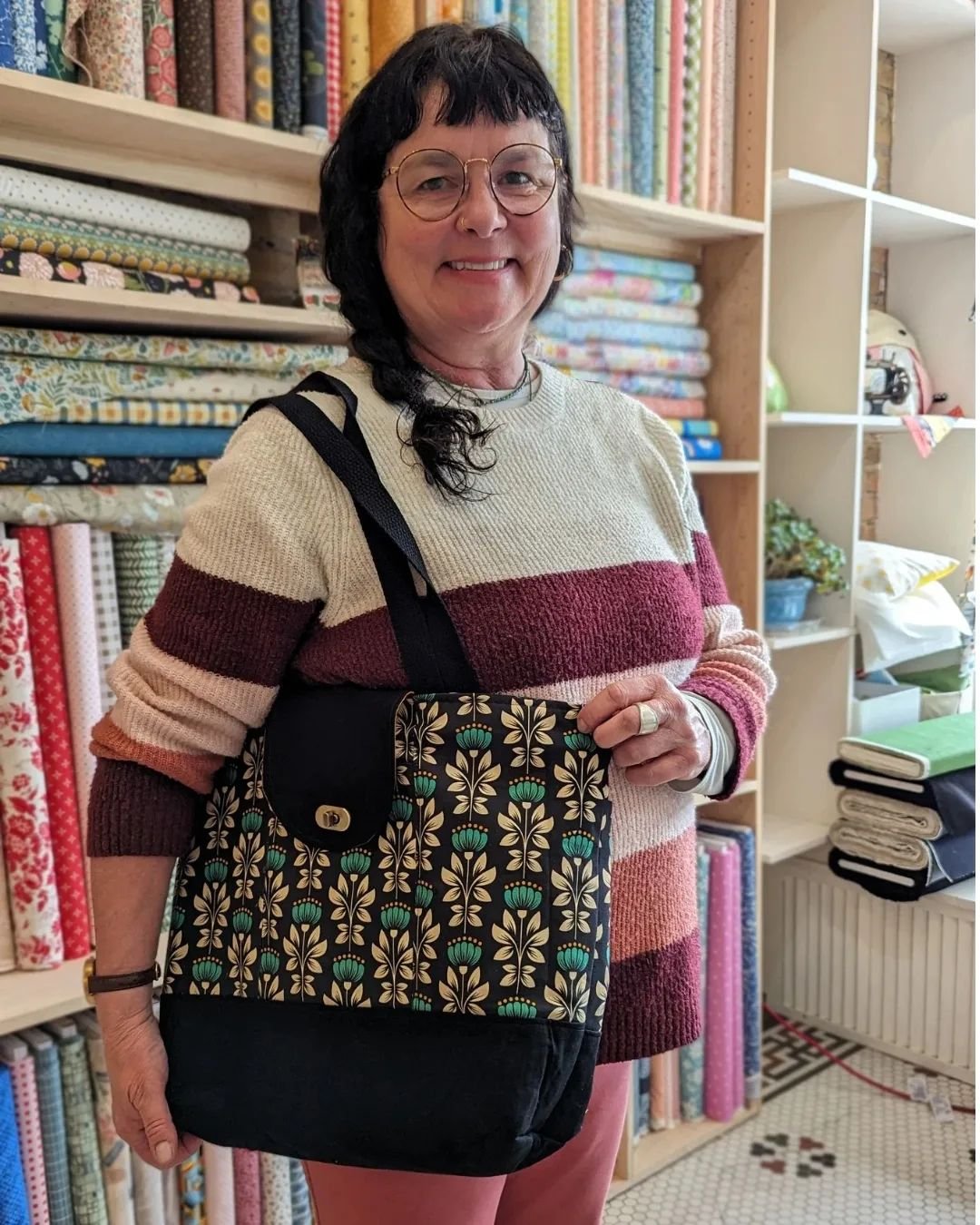 Our Adult Bag Making class wrapped up these gorgeous and so useful @noodlehead531 Explorer Totes last week, and they turned out beautifully ! So proud of our students 💓 This week we'll start the Oxbow Tote! We still have a couple spaces left, come j