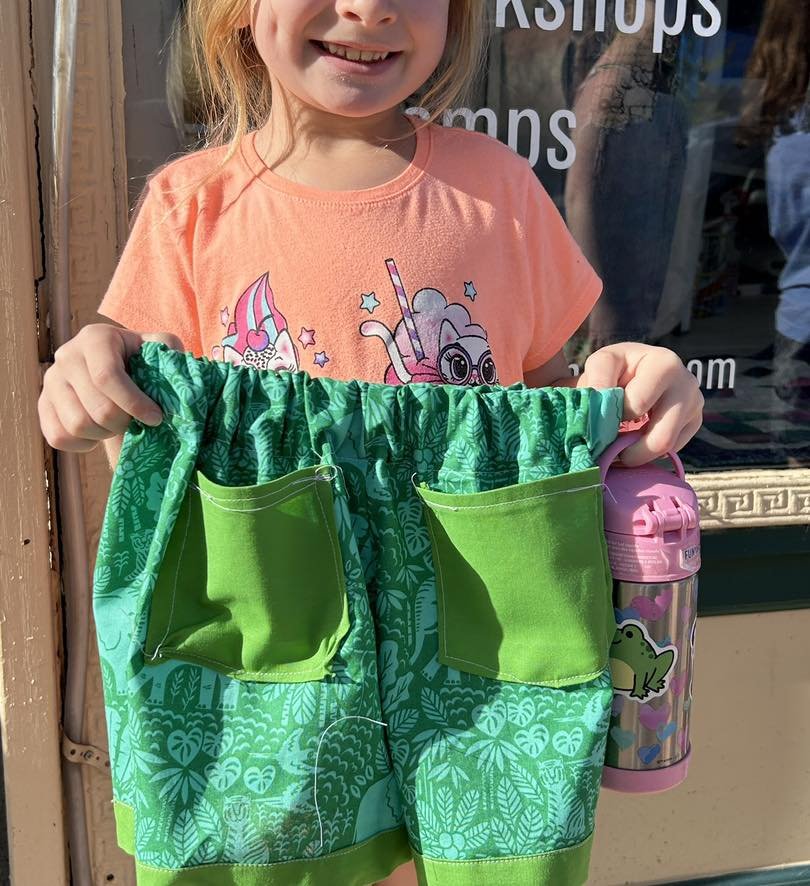 🪡🌟Here are some more Advanced Beginner students with some lovely shorts! We love to have our students learn about garment construction once they are comfortable enough with sewing! 

✂️👏Sign up your child for classes today! Our summer camps are le