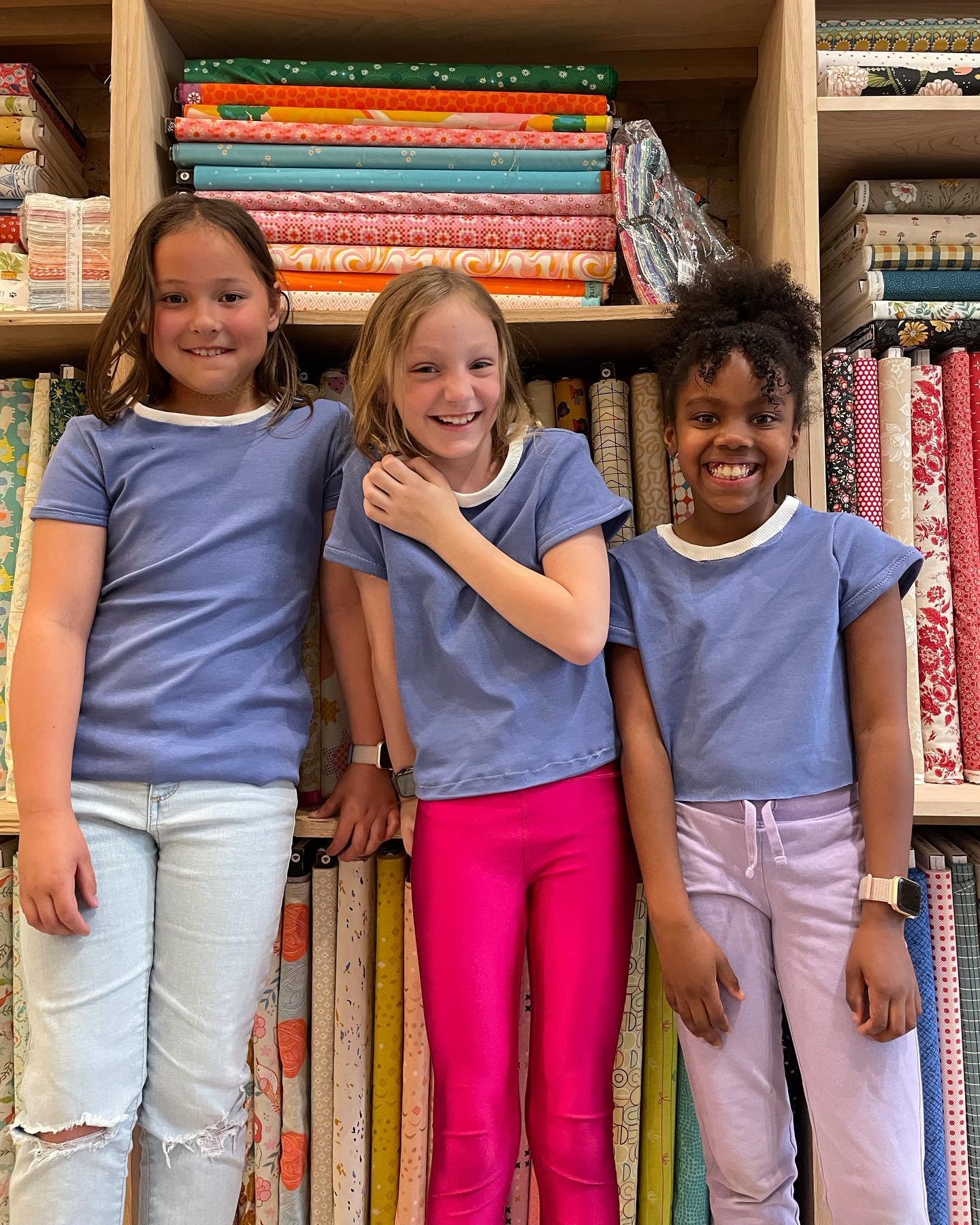 🪡👏Our Advanced Beginner classes are finishing up their mini Rio t-shirts by @truebias &mdash; They had a wonderful time learning to work with new fabrics and making clothing for themselves!

✂️Some of the shirts were made with @robertkaufman knits,