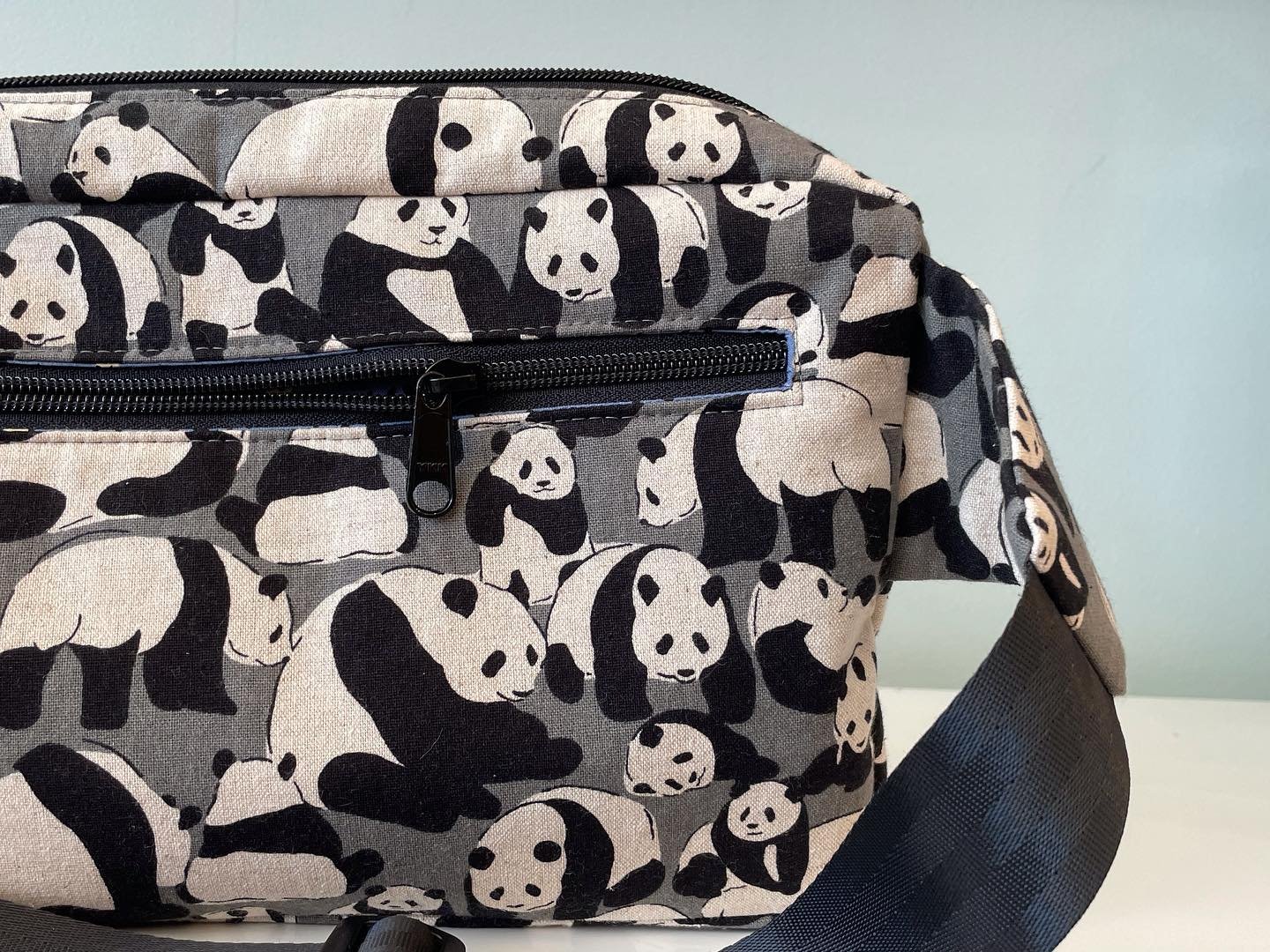 🐼🪡The @robertkaufman panda fabric is so popular here at Sew on Central! This is a modified Sandhill Sling made by one of our lovely students! She took @noodlehead531 design and moved around the zipper placements!

✂️🧵We have the pattern for this b