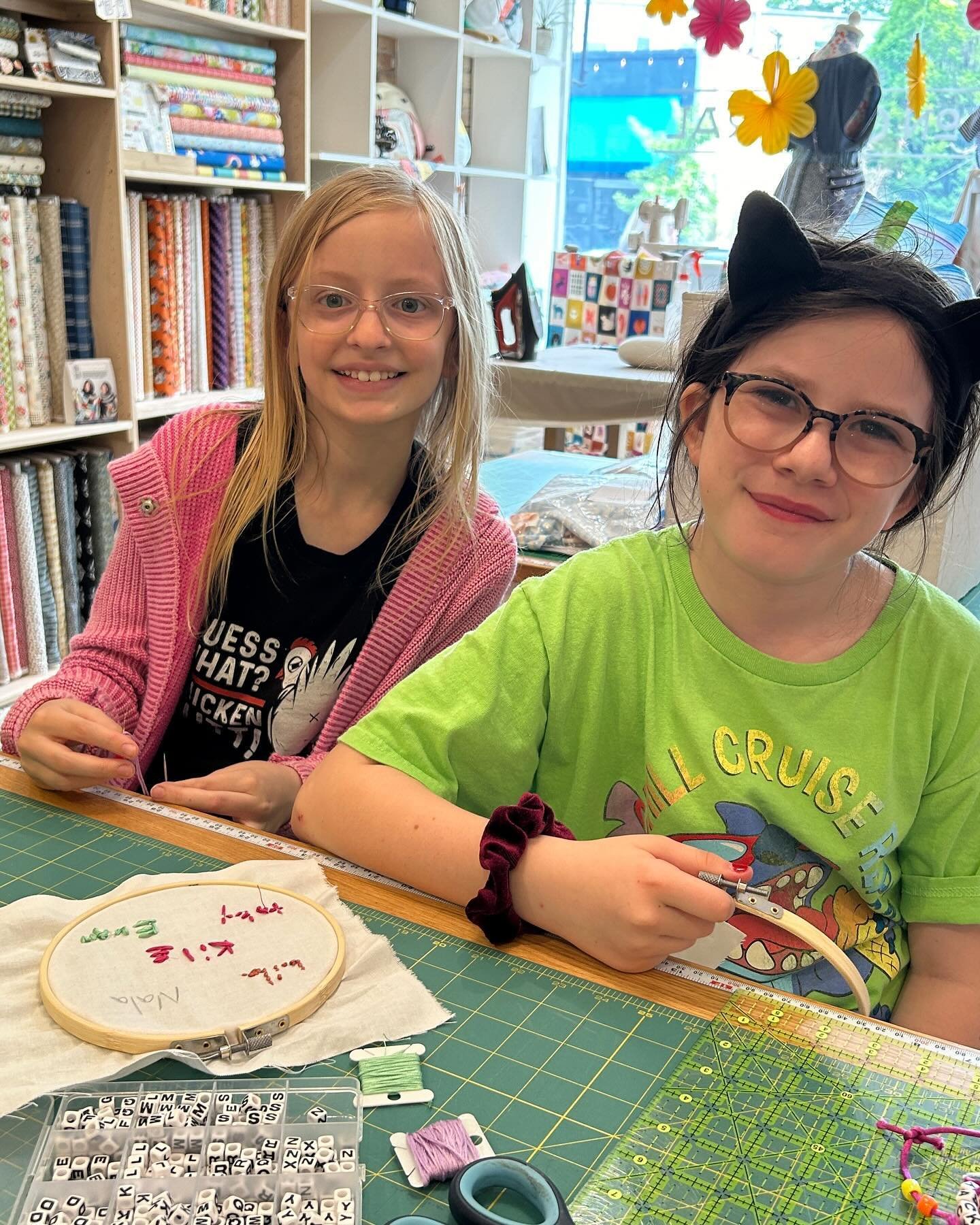 We are finishing our spring session at @sewoncentral. These good pals have been sewing together for a few years💕😍🧵🪡 We love to see their creativity!

#learntosew
#kidsclasses
#kidssewingprojects 
#memademay 
#chicagosews
#northshoremoms 
#evansto