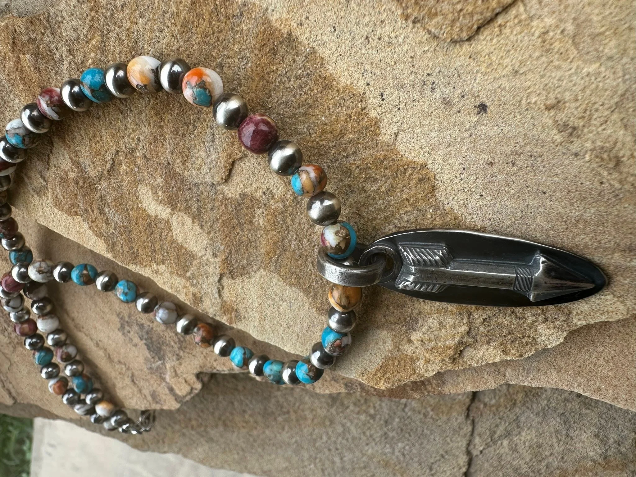 Navajo Pearls, spiny oyster and Kingman Turquoise is a beautiful accent to the sterling silver arrow pendant. Pendant is removable&hellip;
@rockbrookvillage.art.fair 
@whirlsofpearls 
#spinyoysterjewelry 
#navajopearls 
#handmadejewelry 
#sterlingsil