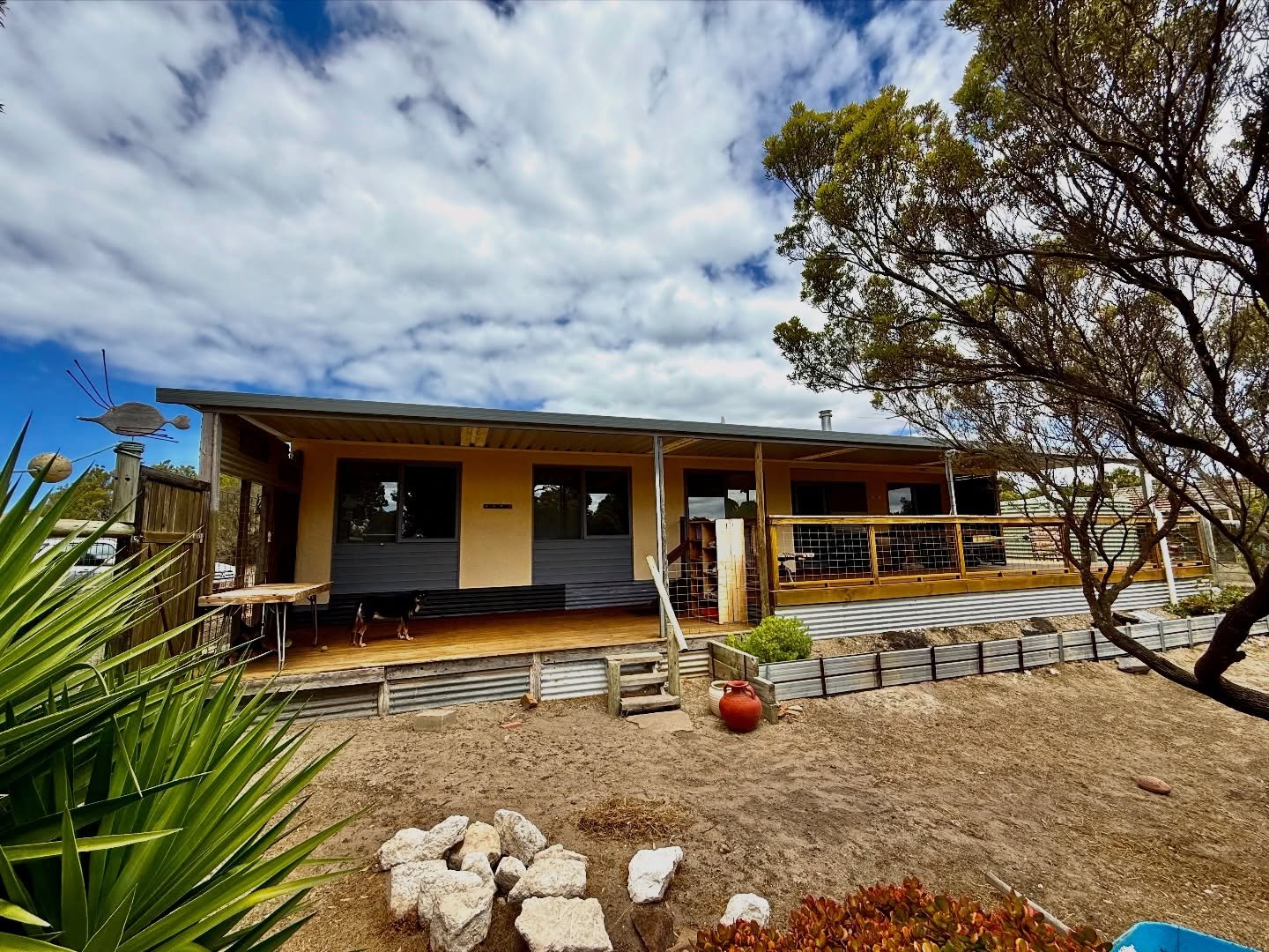🏡 ISLAND BEACH | FOR SALE
📍264 Island Beach Rd Island Beach

Fresh to market&hellip; why wouldn&rsquo;t you want to be just a few streets walk away from this beach!?!? Stunning! 

Sophie Newland 0428922515
RLA 288582