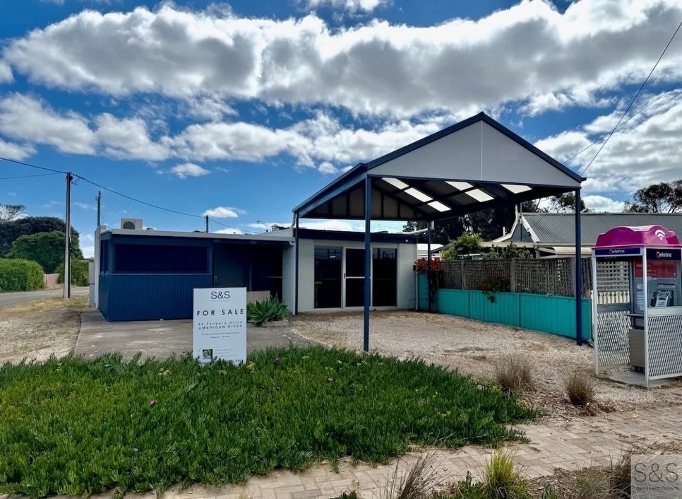 Dreaming of a sea change? Take a peek at this fabulous opportunity in American River. Prime realestate in the heart of town. Work out the front and live out the back! 

www.sspp.com.au/44-tangarra-dve 

Offers closing soon! 

Sophie 0428922515
RLA 28