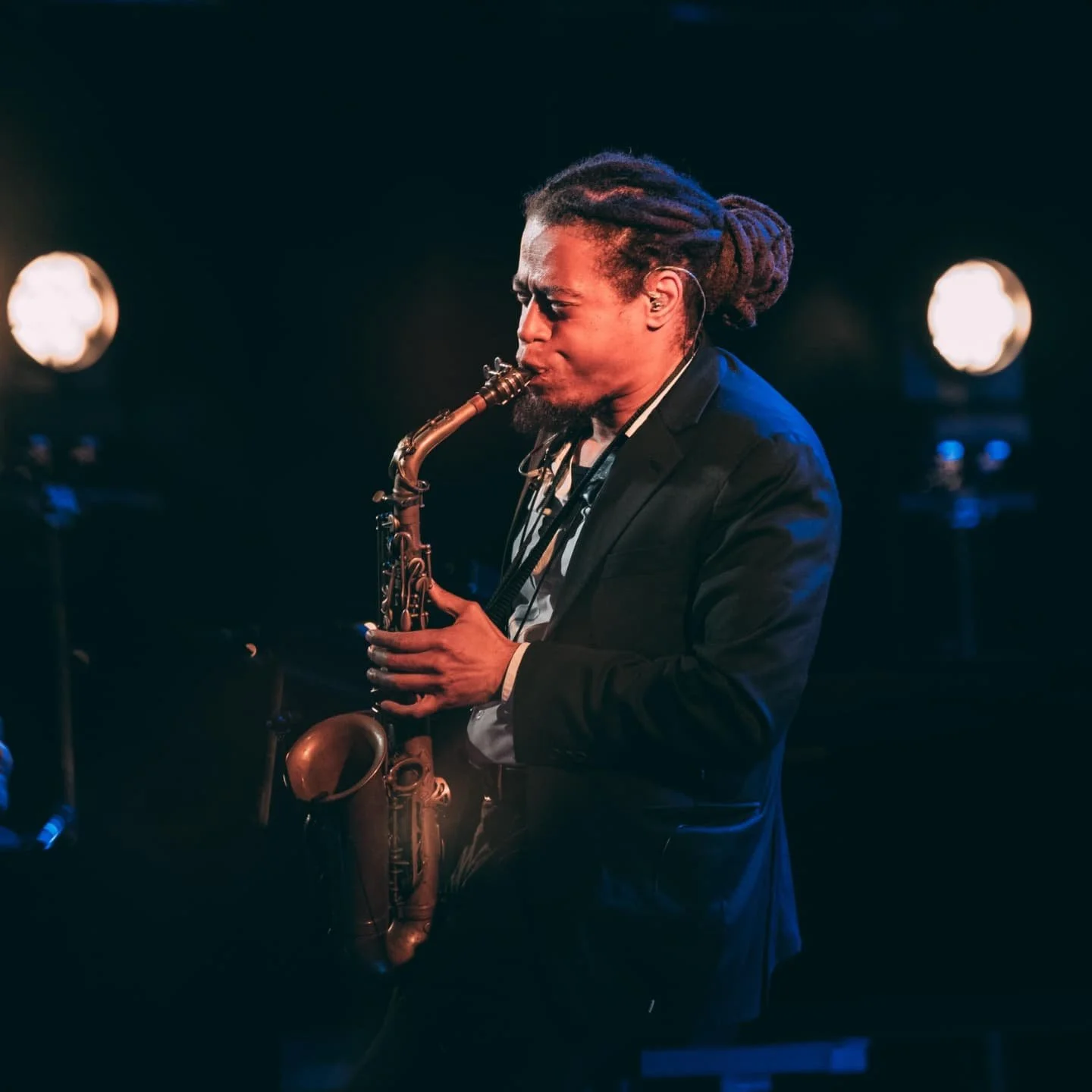 A week in #Paris 🇫🇷 
&bull;
&bull;
&bull;
1. On stage with @melodygardotofficial. 📷 @hennequin.photo 
2. Floating melodies on Love Song 📷 @prudentfitness
3. Flow state. 📷@prudentfitness 
4. Berimbau 🎶 Berimbau 🎶 Berimbau 🎶 with my brother @jo