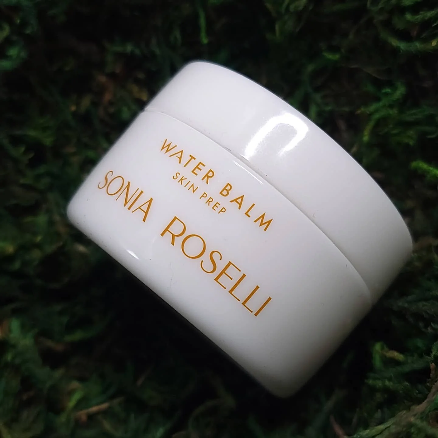 Good morning lovelies! 🌿

2021 is the year I finally tried @soniarosellibeauty. 🙌🏻 

Sonia herself has been a big inspiration for me as I've worked to transition into the beauty industry, and I've wanted to try her products for a long time. I'm ha