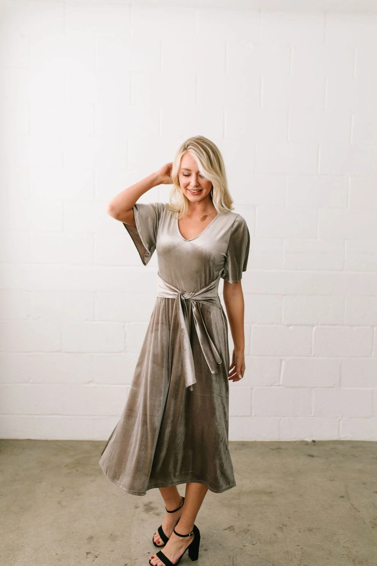smile-sparkle-shine-velvet-dress-in-champagne-2_1c77f011-adff-48a4-8844-75eec41eaf19_1296x.jpg