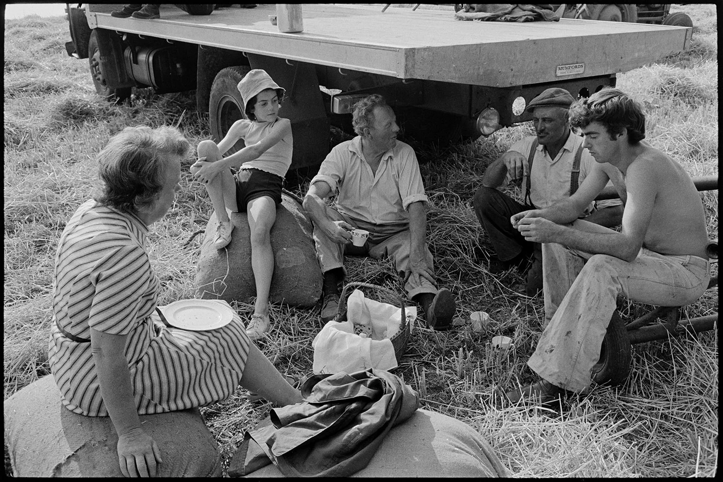 Harvesters tea break in field - Ward family Iddesleigh, Parsonage, August 1976