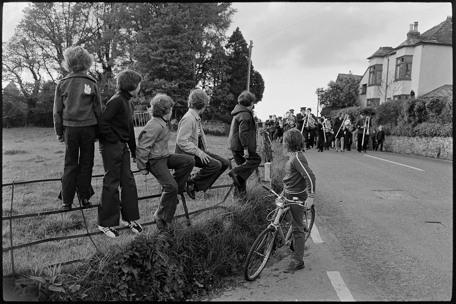 Children watching approaching band, Hatherleigh, 15 May 1976. Documentary photograph by James Ravilious for the Beaford Archive © Beaford Arts